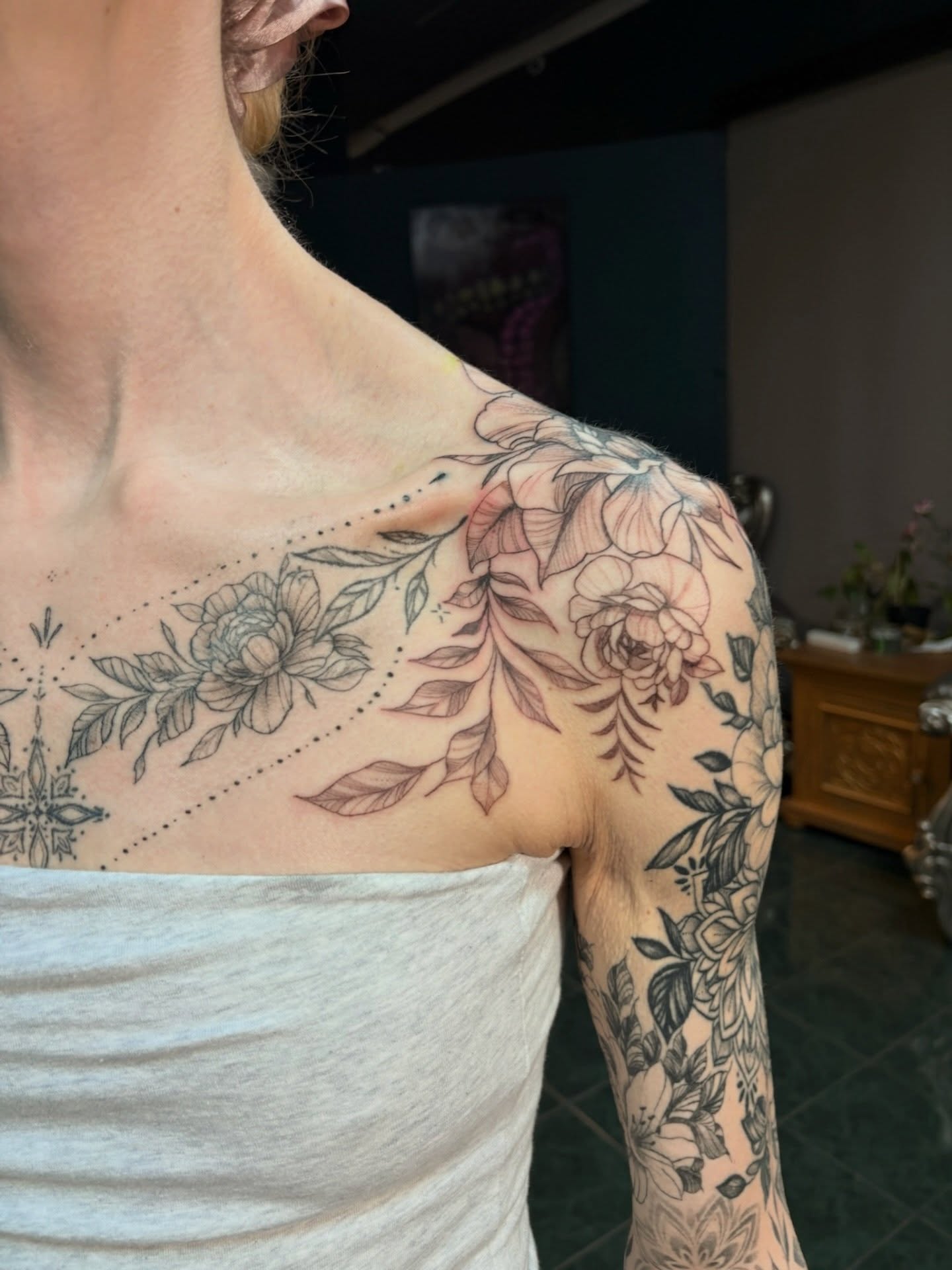 Floral arrangement dotwork tattoo on the shoulder by tati 🇬🇺🇵🇭