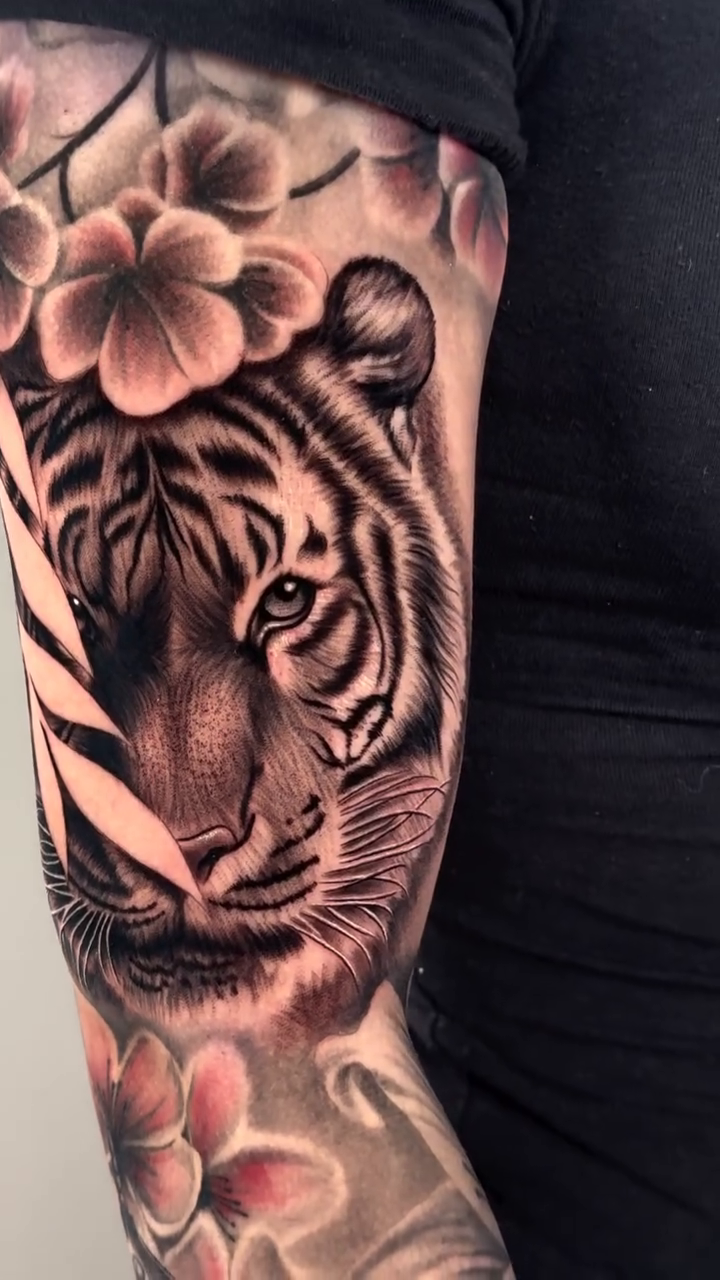 Tiger with flowers realism tattoo by Fernando Andrade Jr