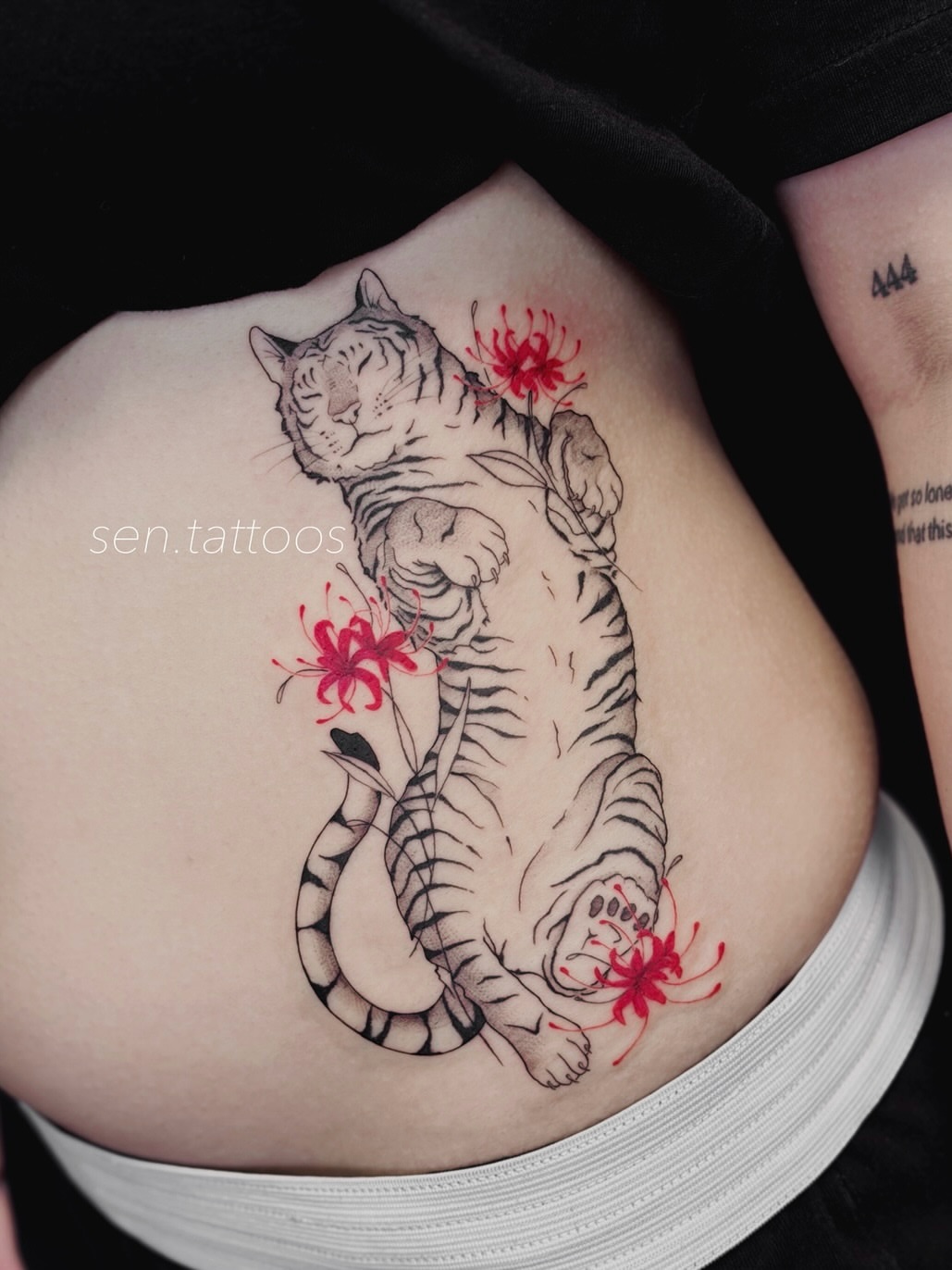 Tiger and flowers dotwork tattoo on the ribs by Sen Tattooer
