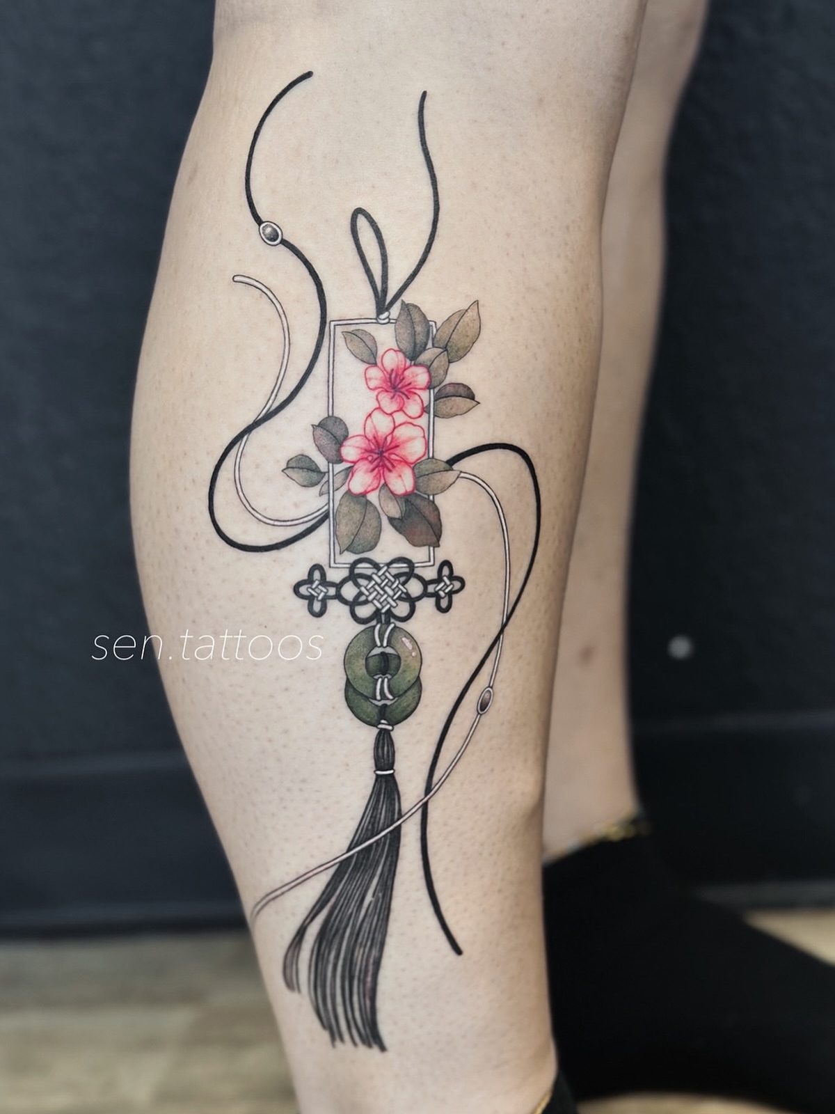 Tea pot with flowers black and grey tattoo on the leg by Sen Tattooer
