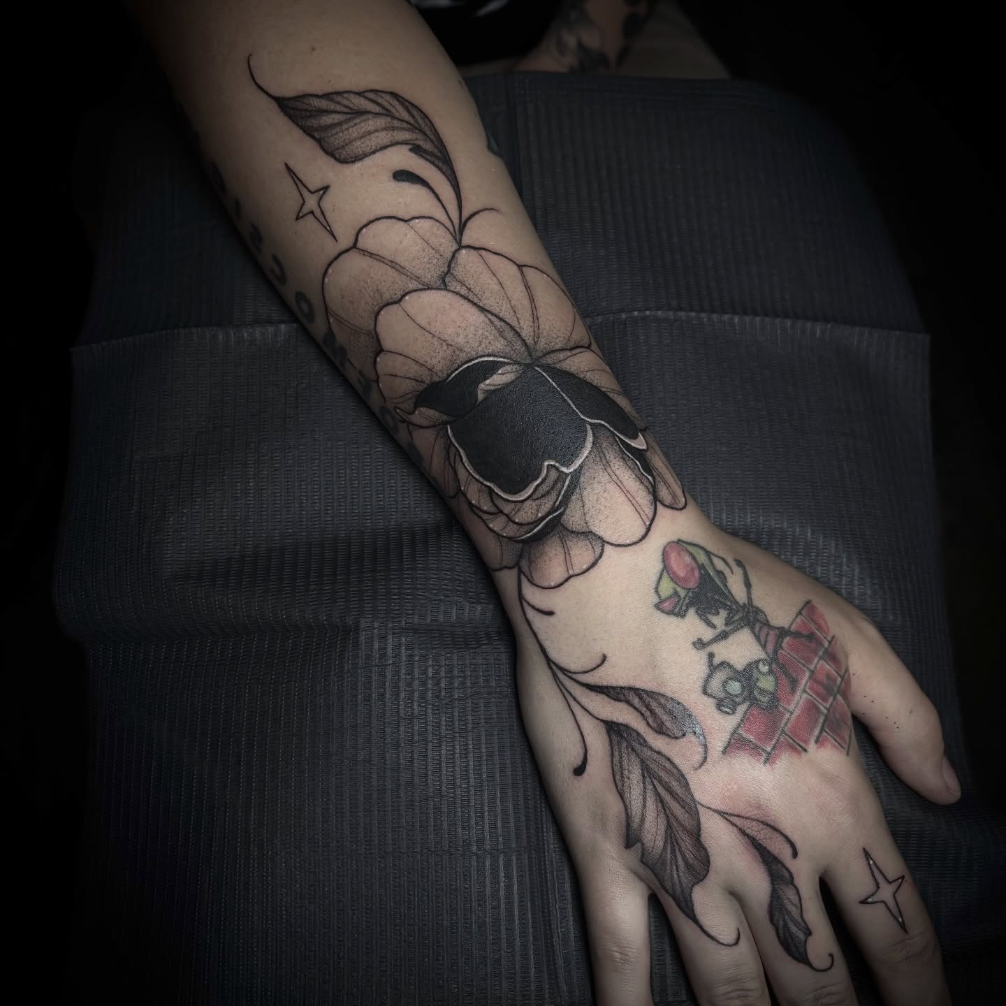 Flower and bird black and grey tattoo on the forearm by 𝒜𝓇𝓉 𝒷𝓎 𝒱𝑒 𝒩𝑜𝒸𝓉𝑒𝓂