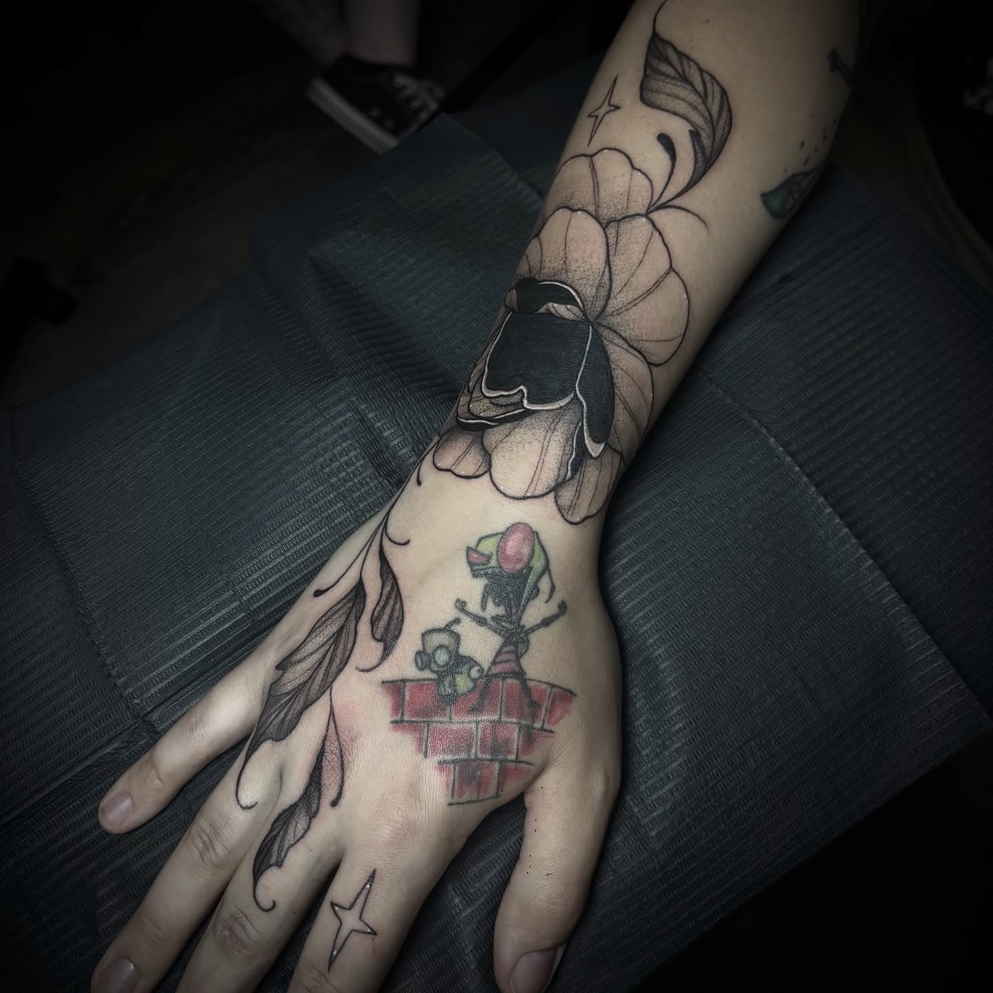 Flower and zombie black and grey tattoo on the hand by 𝒜𝓇𝓉 𝒷𝓎 𝒱𝑒 𝒩𝑜𝒸𝓉𝑒𝓂