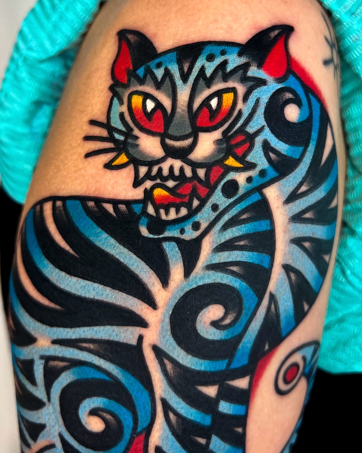 Cat American traditional tattoo on the upper arm by 올드스쿨타투 호무
