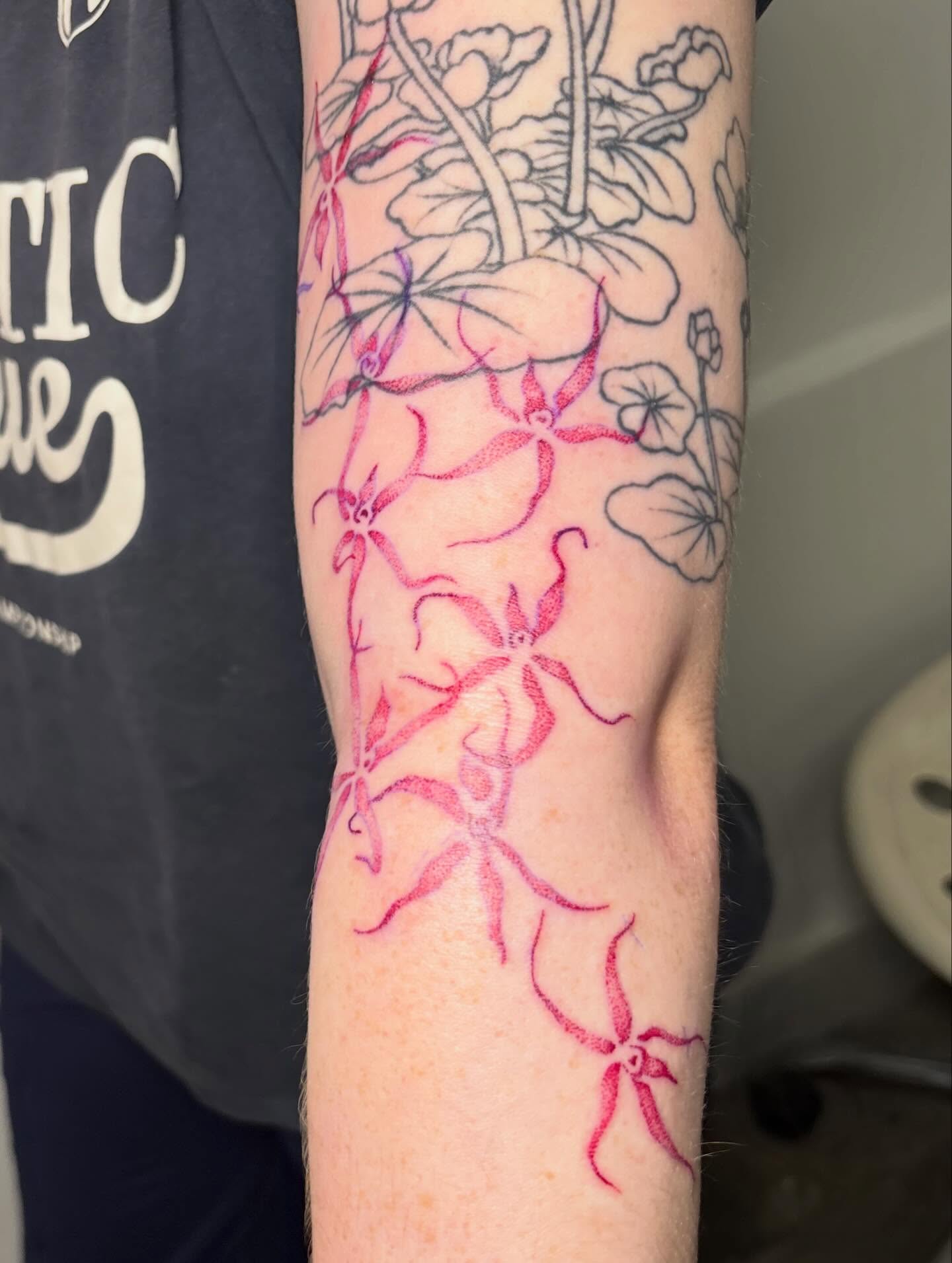Tattoo by @tatsbybaby — new_school, dotwork
