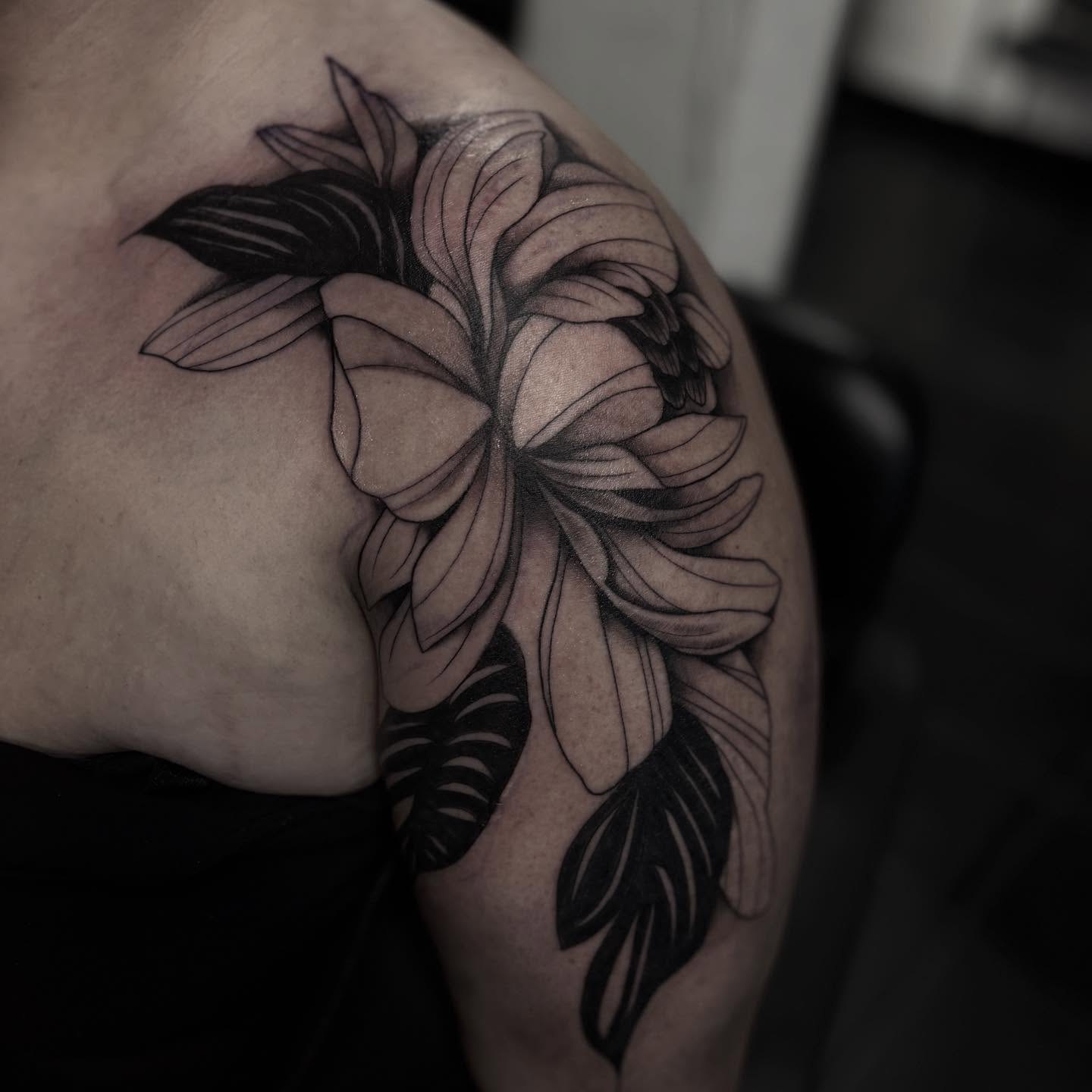 Flowers black and grey tattoo on the shoulder by suzie