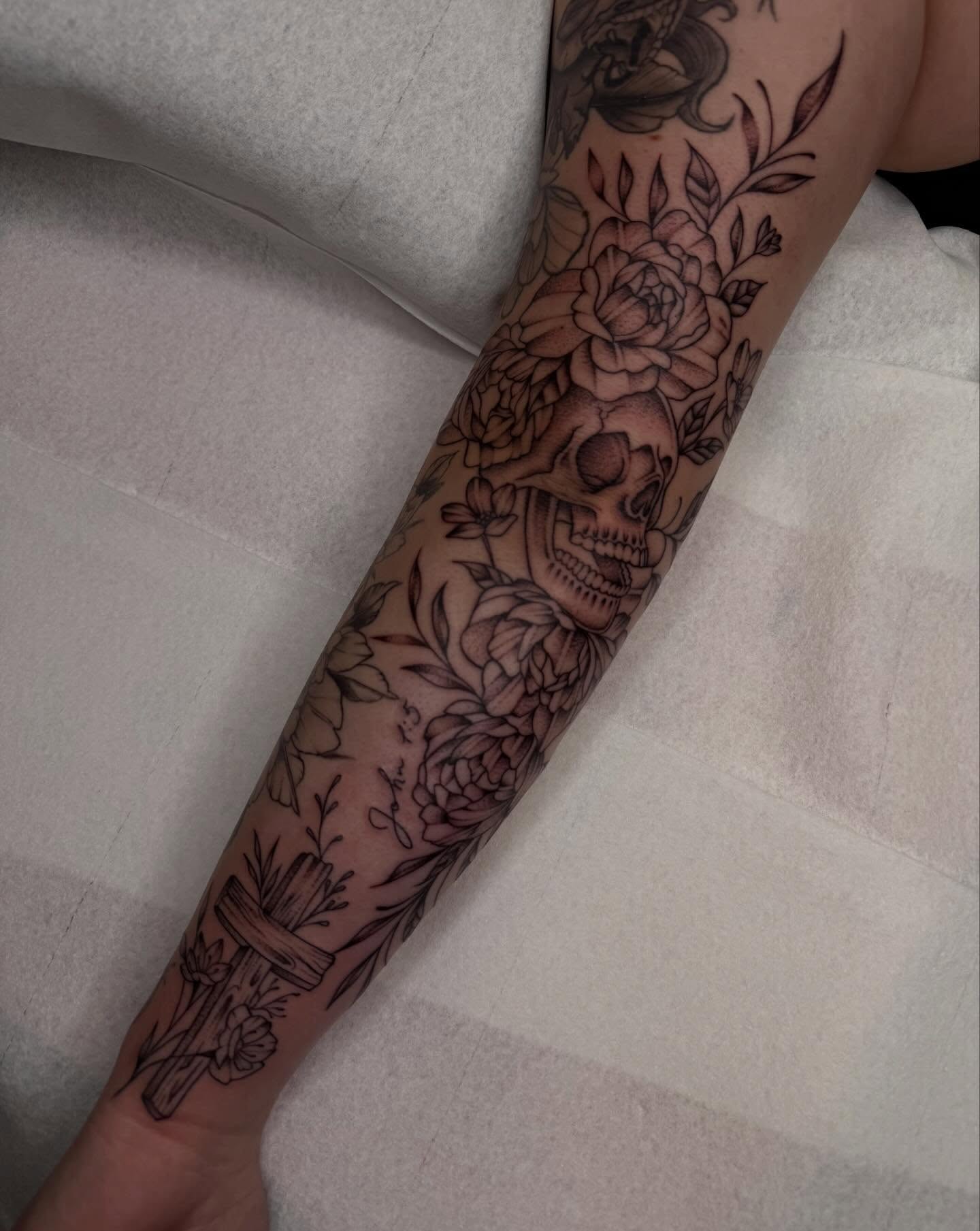 Skull and floral black and grey tattoo on the forearm by Nadia ★