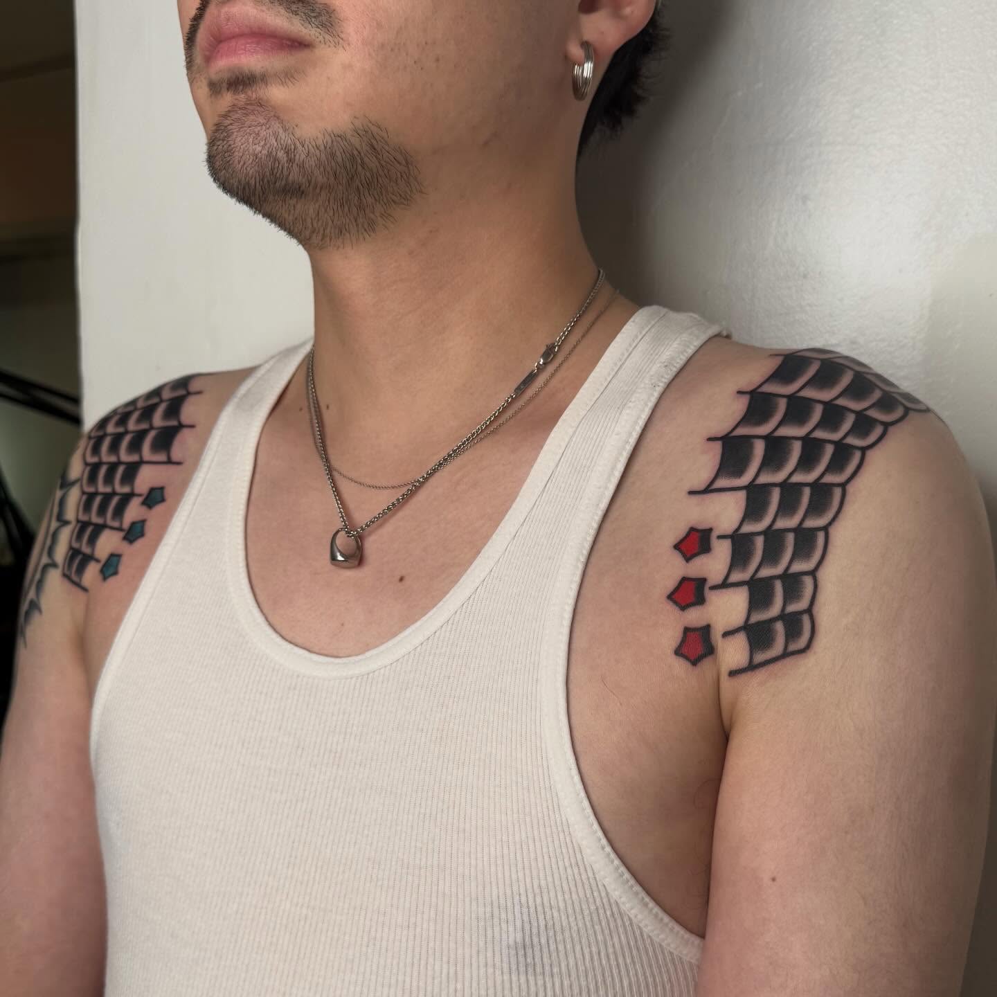 Wings geometric tattoo on the shoulder by Oldschool Tattooer