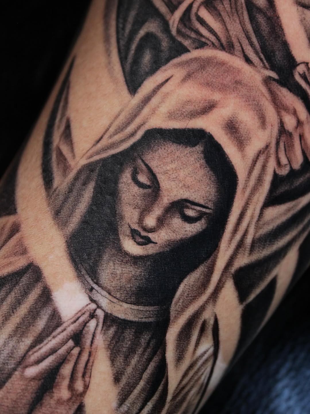 Religious figure Chicano tattoo on the upper arm by 𝕵𝖎𝖒𝖎 𝕯𝖊𝕽𝖔𝖘𝖆🥀, Everett, Washington