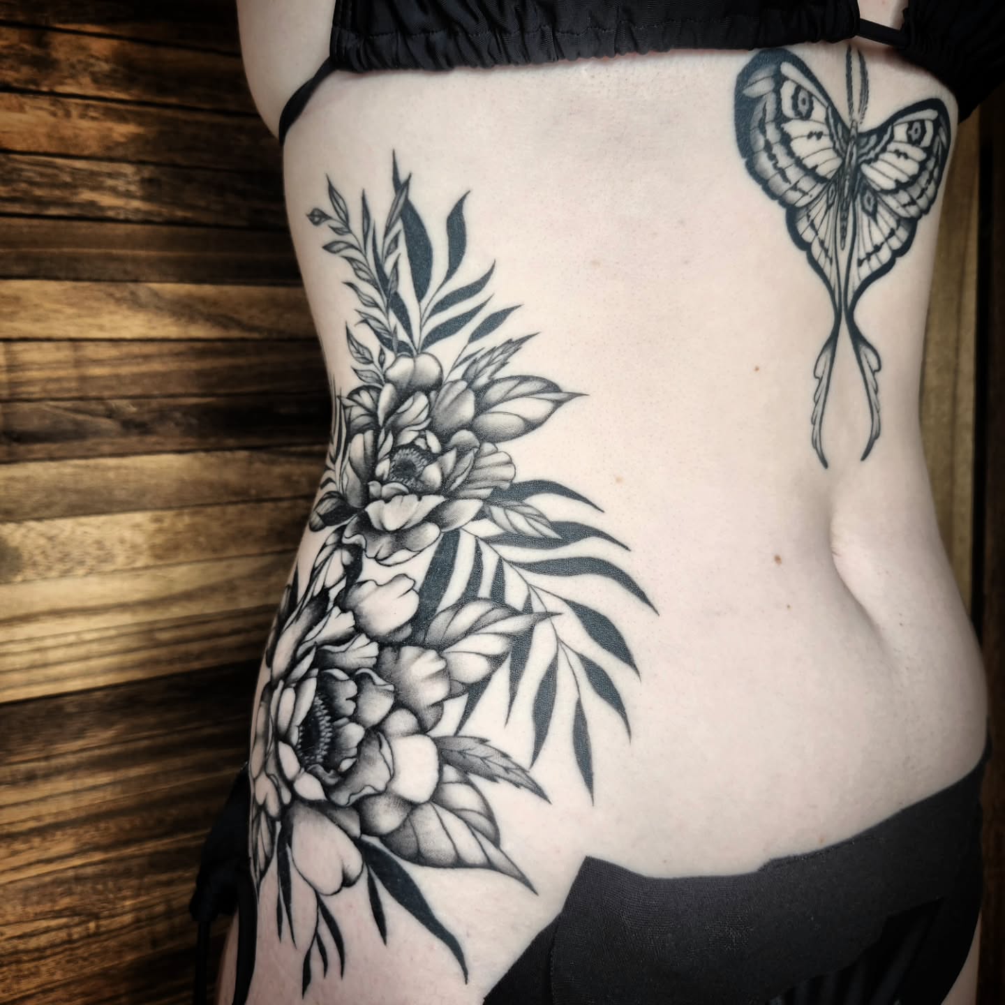 Butterfly and floral bouquet realism tattoo on the ribs by Kelly Zito