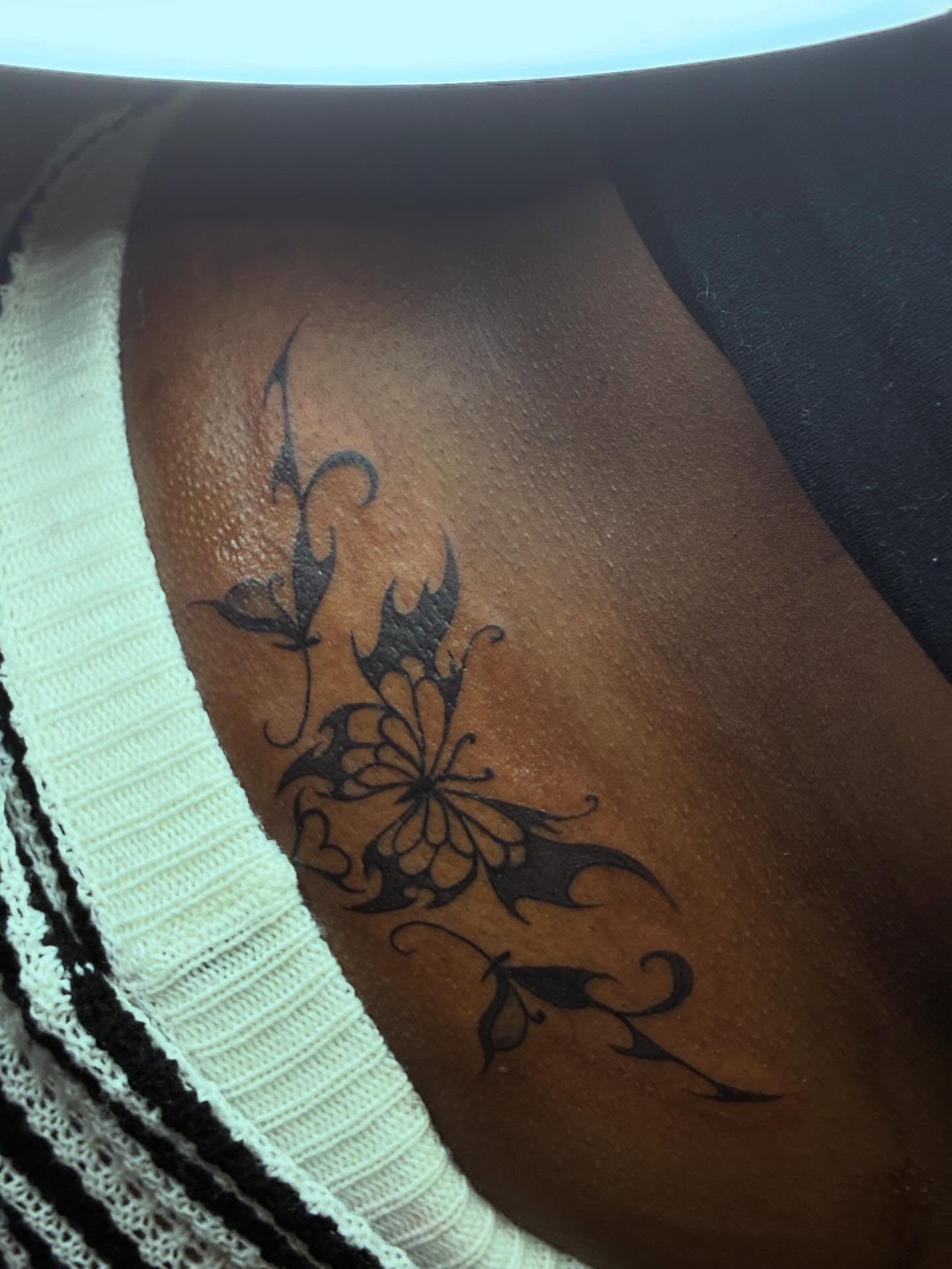 Floral design black and grey tattoo on the thigh by ɪɪɴᴋᴇᴅʙʏʀᴇɴɴ🐉