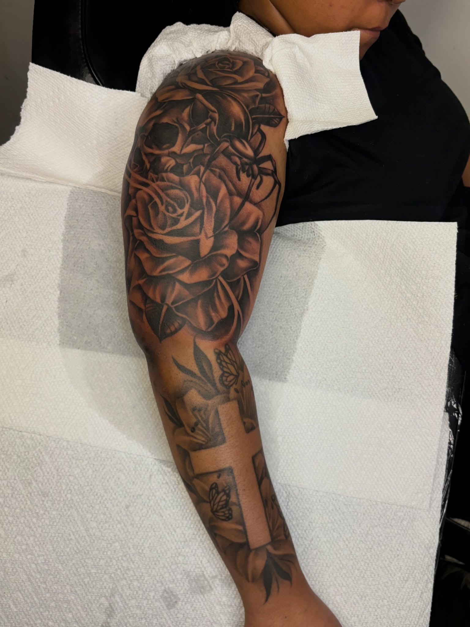 Roses and skull realism tattoo on the forearm by FleeDott 🇨🇴