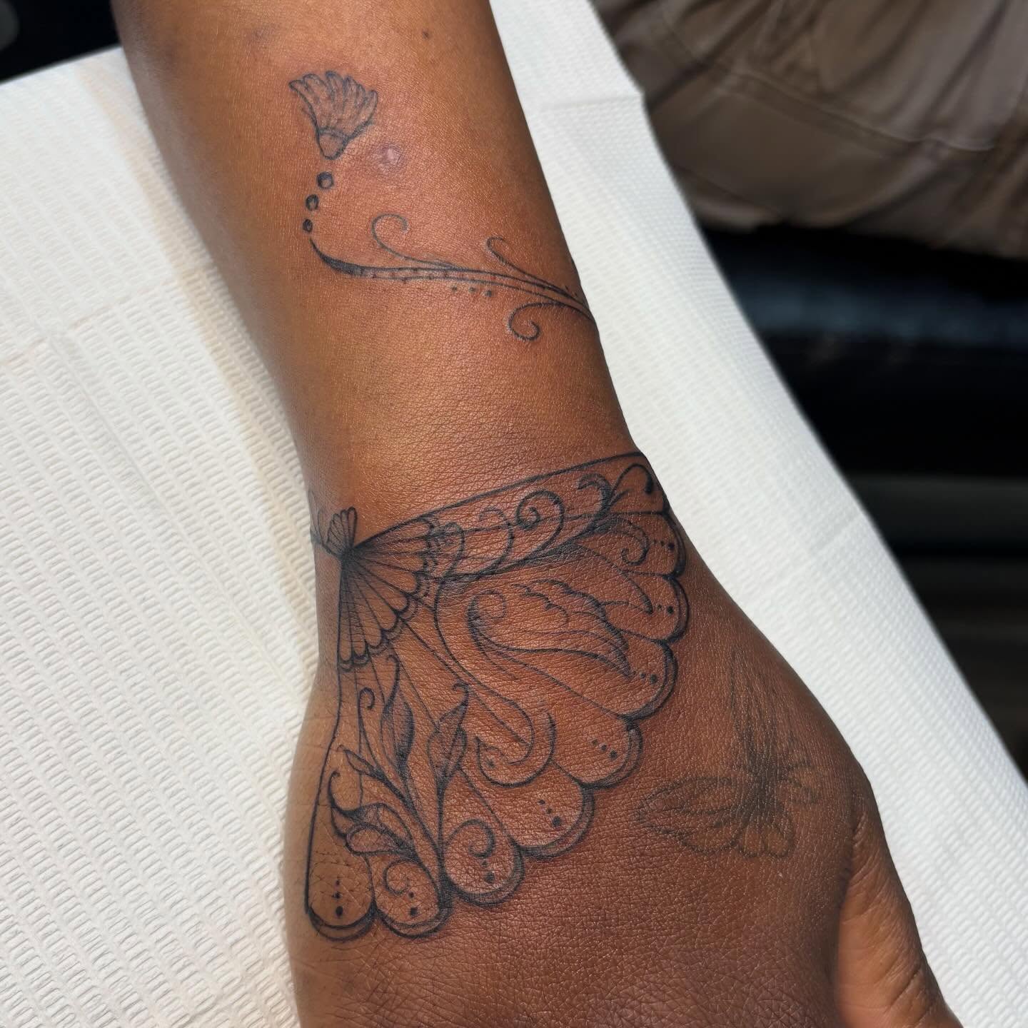 Wing ornamental tattoo on the forearm by ꩜ 𖦹