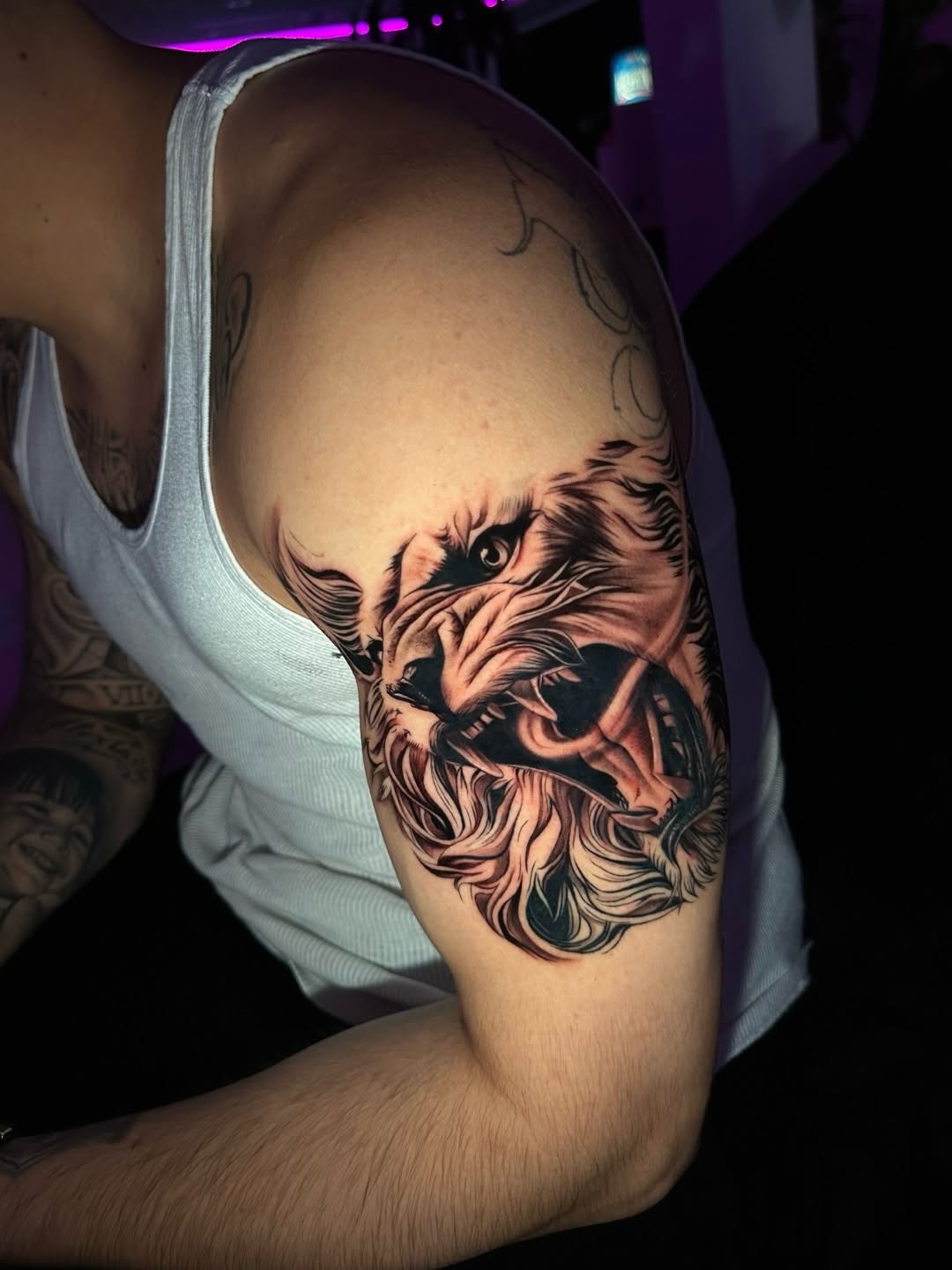 Lion head realism tattoo on the shoulder by Emma Sferdian🇷🇴