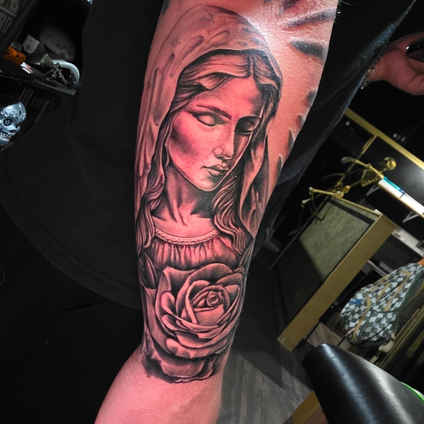 Woman with rose realism tattoo on the forearm by komik tattoos