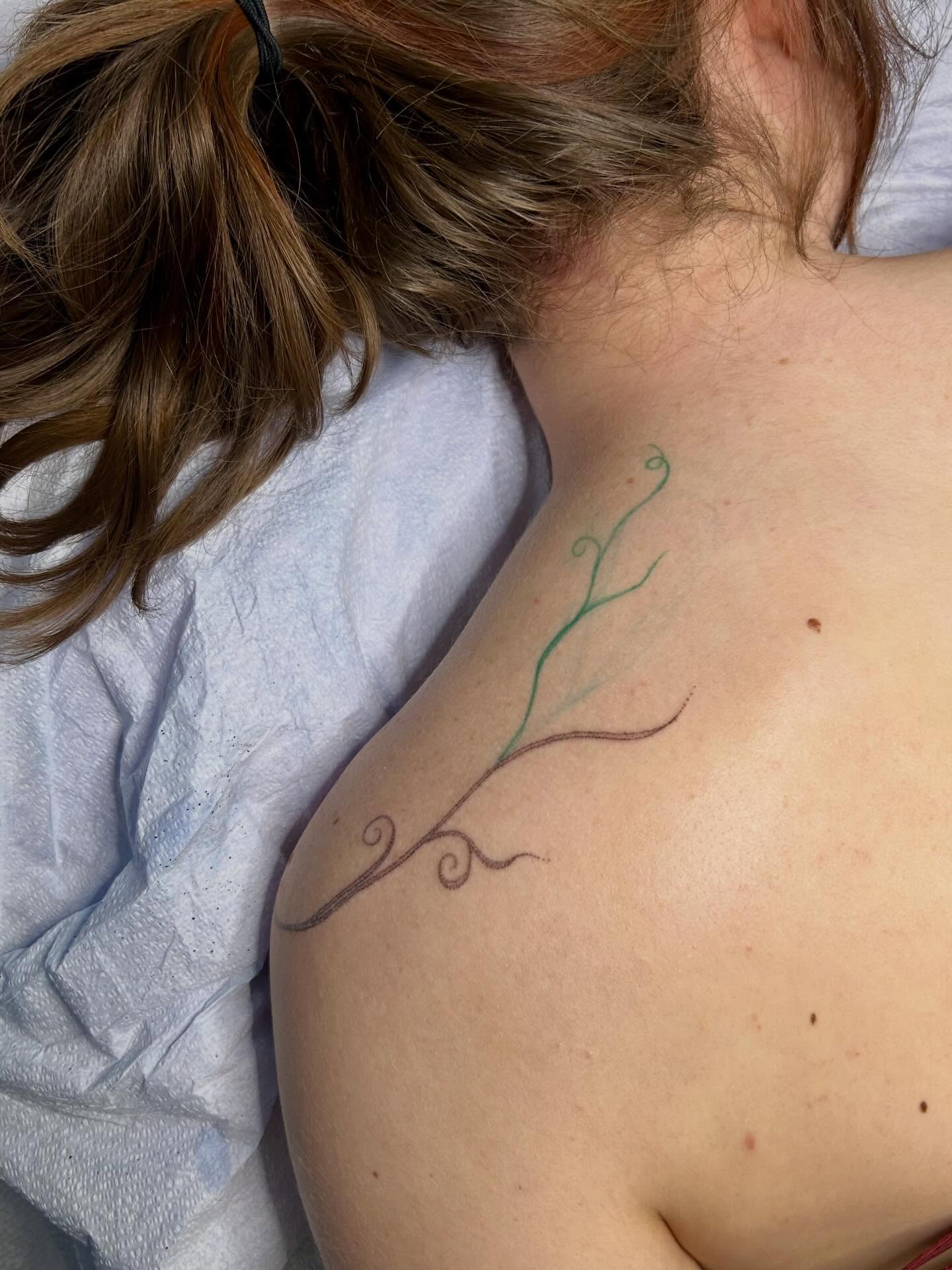 Twisted vine fine line tattoo on the shoulder by Nicolette
