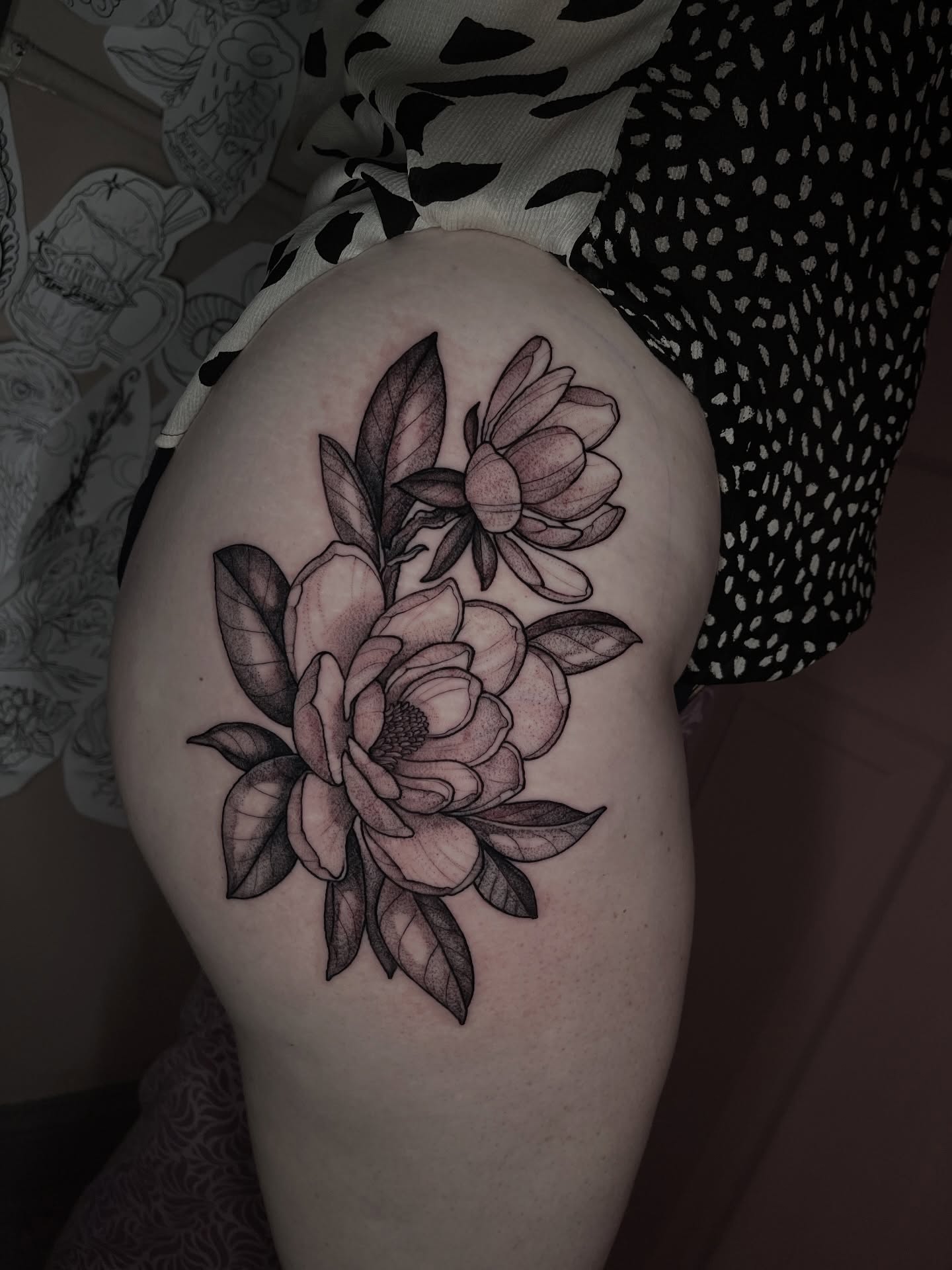Flower bouquet black and grey tattoo on the thigh by carly g โ๏ธ ๐๐๐ค ๐ฝ๐๐๐ ๐๐ฆ