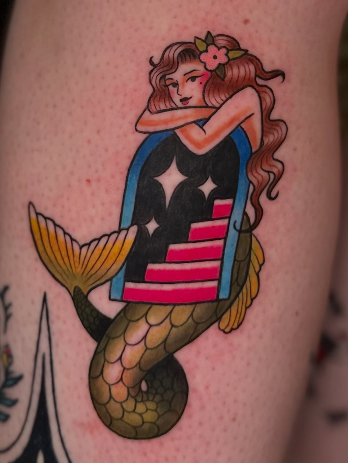 Mermaid with flag American traditional tattoo on the thigh by 𝔪𝔞𝔩𝔢𝔯𝔦𝔢 𝔫𝔢𝔳𝔢𝔯𝔪𝔬𝔯𝔢 🐦‍⬛ 𝔫𝔢𝔴 𝔧𝔢𝔯𝔰𝔢𝔶 𝔱𝔞𝔱𝔱𝔬𝔬