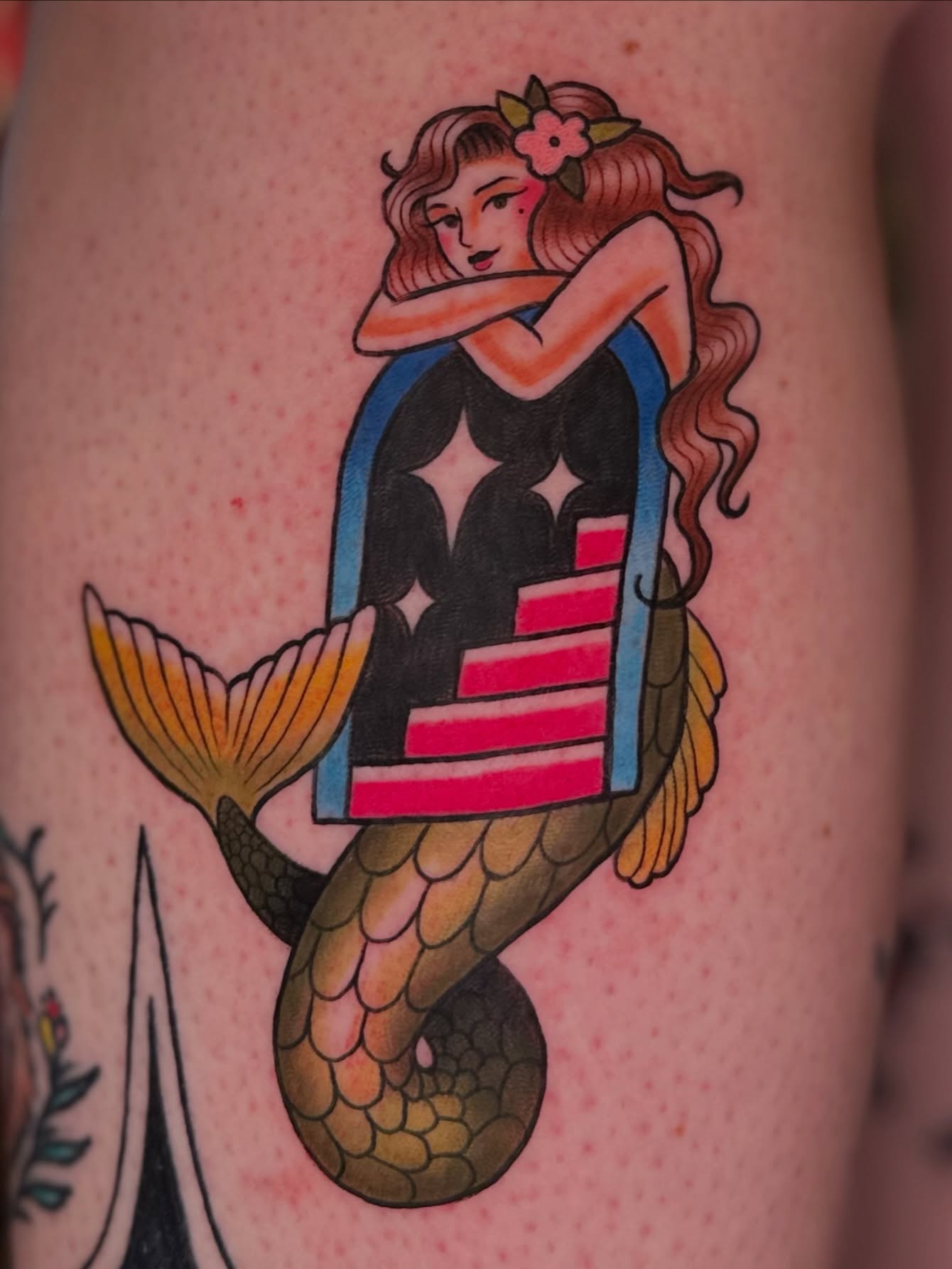 Mermaid with American flag American traditional tattoo on the thigh by 𝔪𝔞𝔩𝔢𝔯𝔦𝔢 𝔫𝔢𝔳𝔢𝔯𝔪𝔬𝔯𝔢 🐦‍⬛ 𝔫𝔢𝔴 𝔧𝔢𝔯𝔰𝔢𝔶 𝔱𝔞𝔱𝔱𝔬𝔬