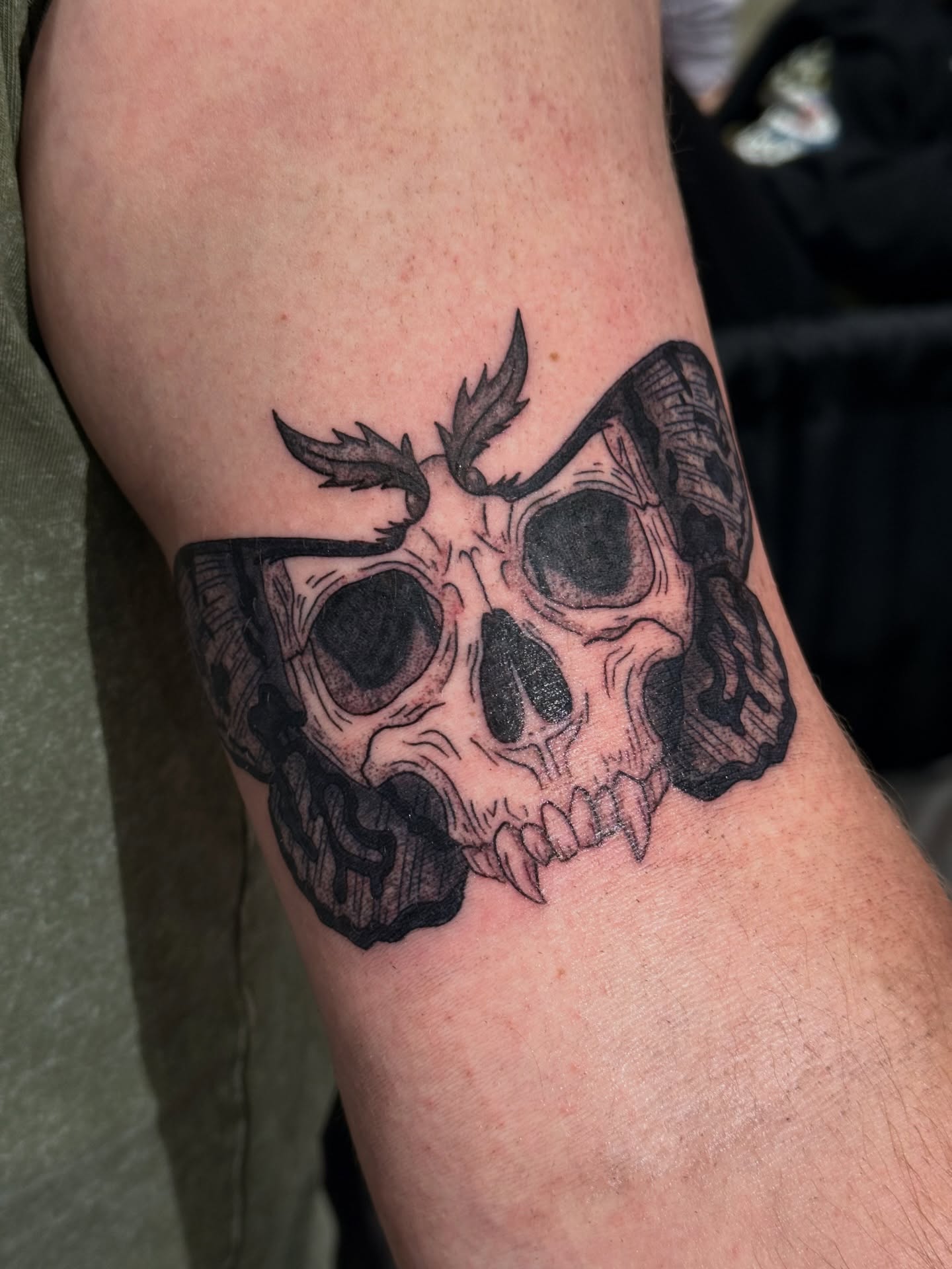Tattoo by @mo.mo.tattoos — black_and_grey