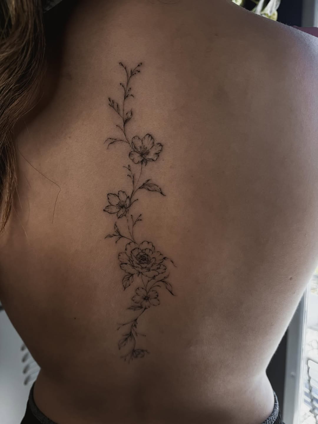Floral vine blackwork tattoo on the back by π»ππ π
ππππ Tattoo Artist, Las Vegas, Nevada