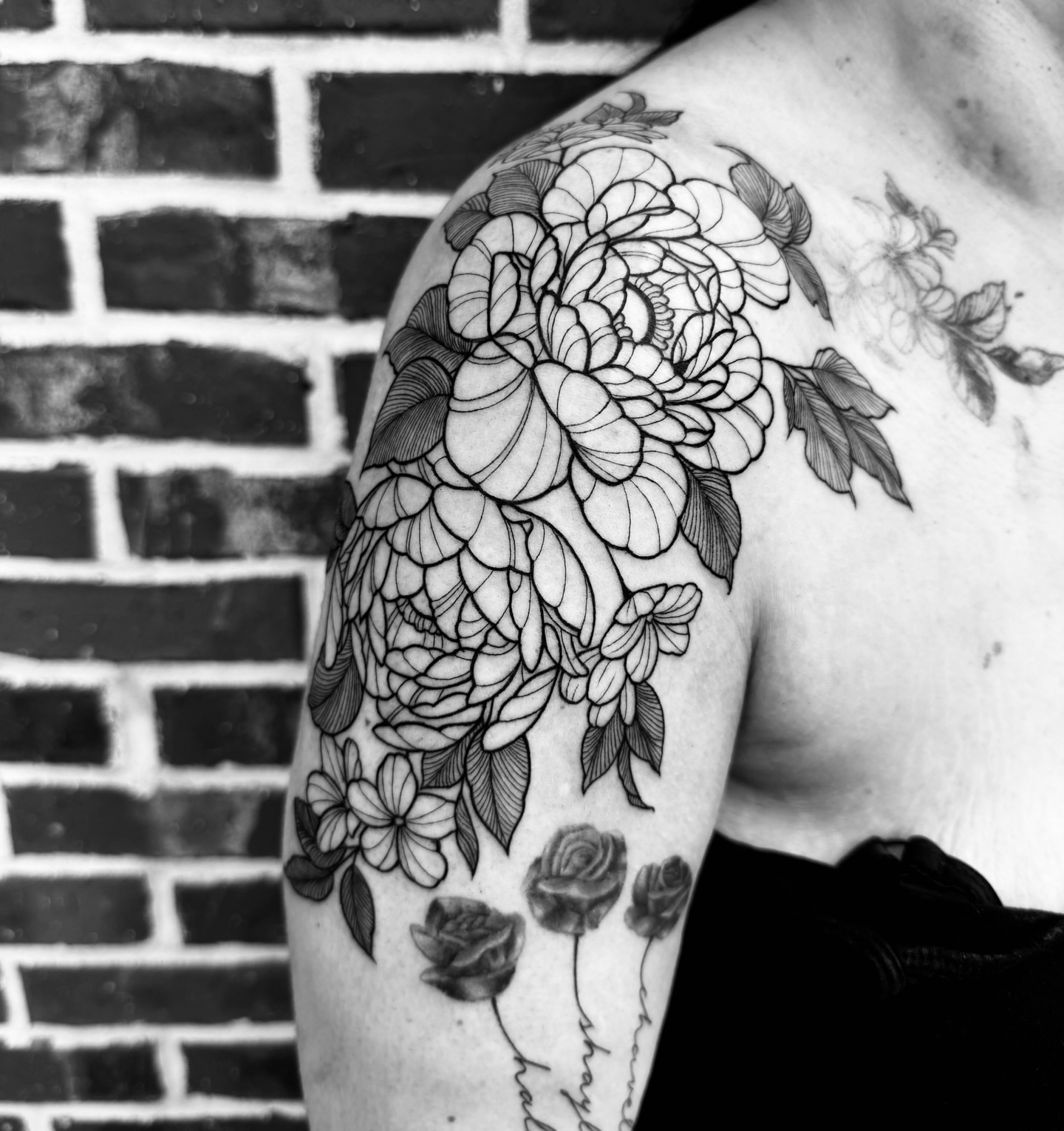 Floral bouquet black and grey tattoo on the shoulder by @mexcellent_tattoos