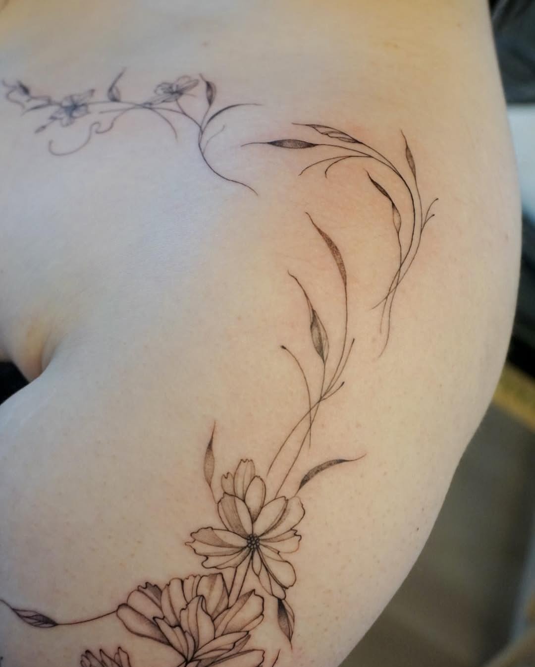 Tattoo by @yuri_tattooer — fine_line, black_and_grey