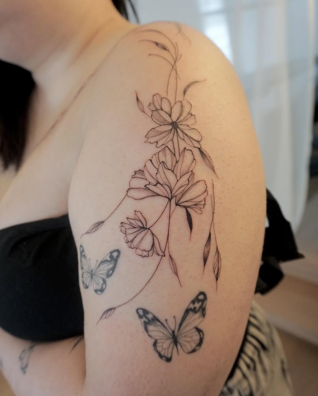Tattoo by @yuri_tattooer — black_and_grey, fine_line