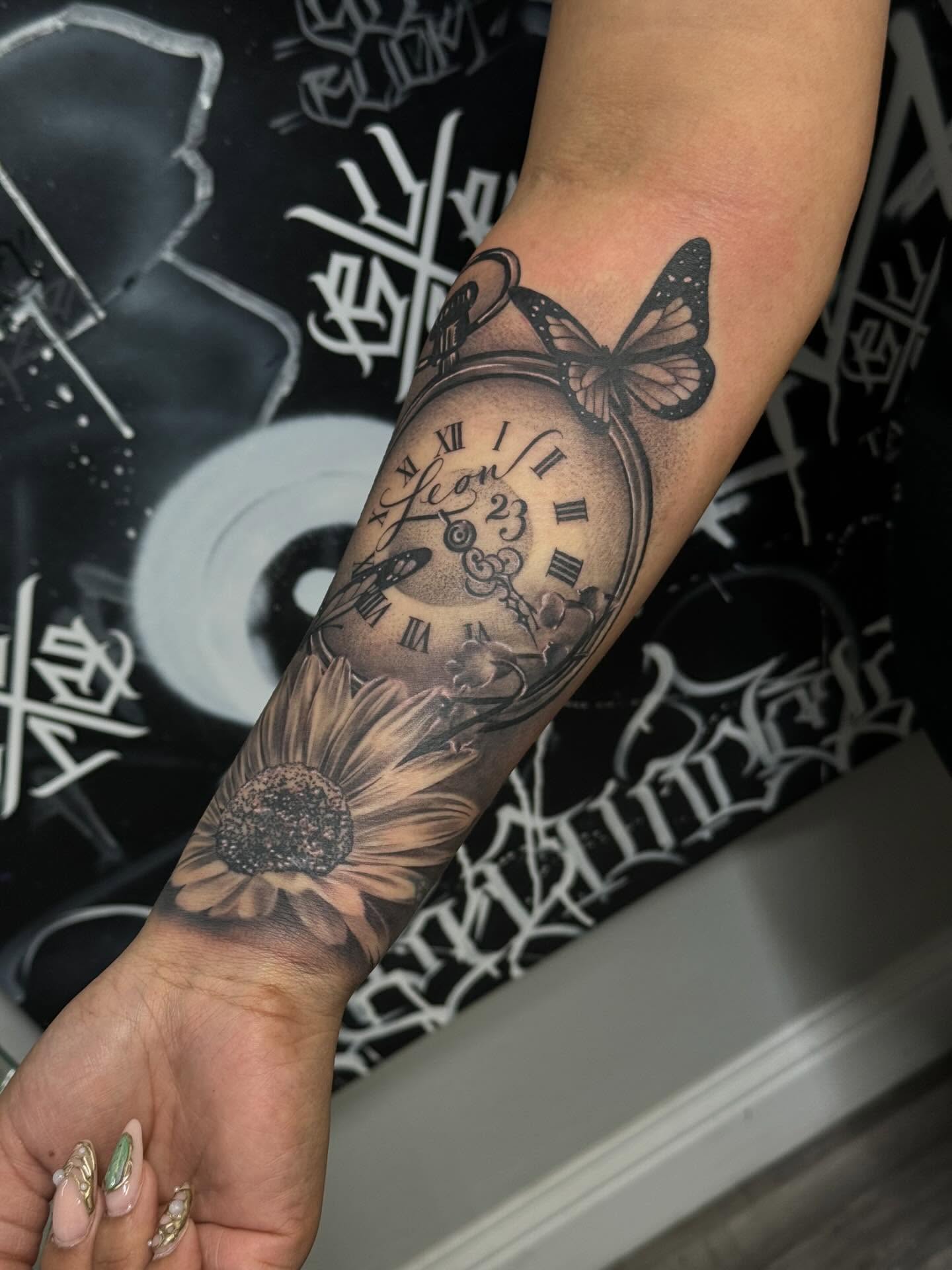 Clock and butterfly realism tattoo on the forearm by El Beaver Tattoos