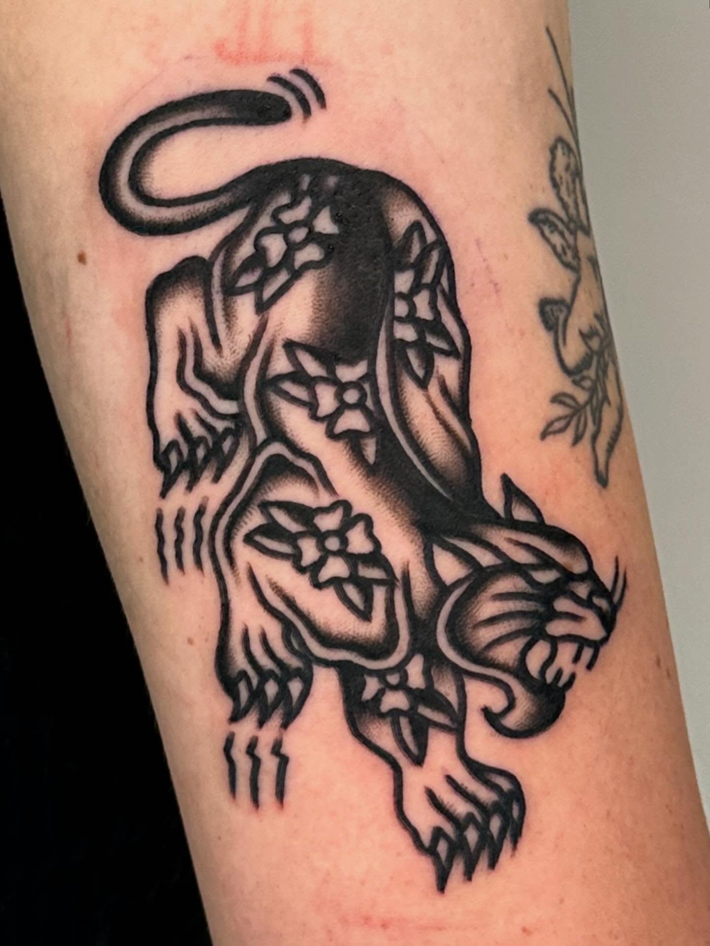 Lion black and grey tattoo on the forearm by 쿤타