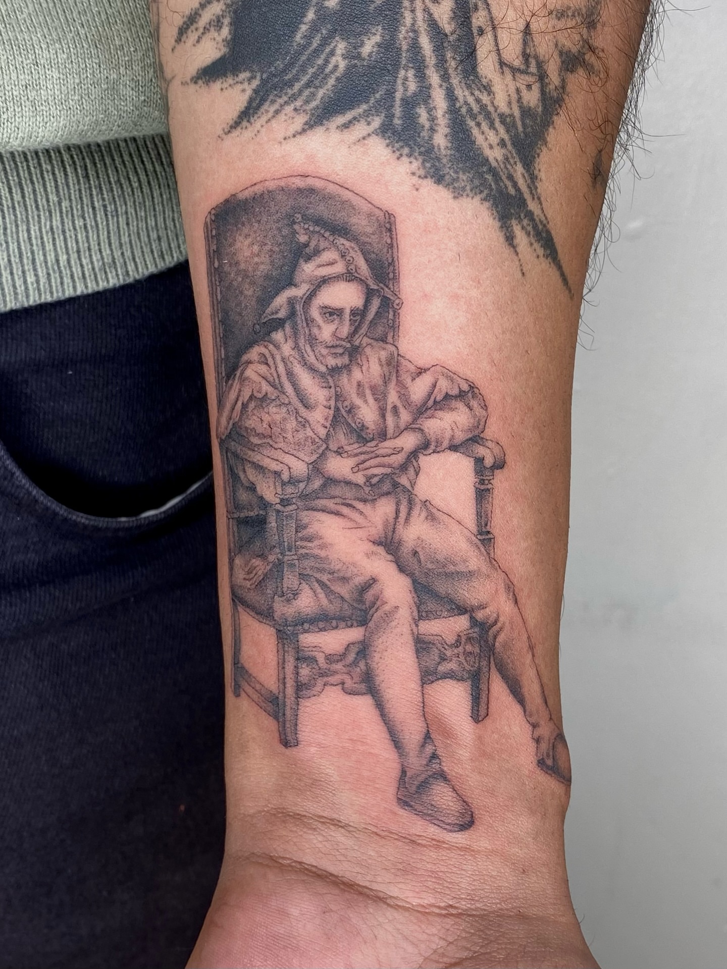 Man sitting realism tattoo on the forearm by ๐ป๐๐๐๐๐๐๐ โงห*ยฐเฟ