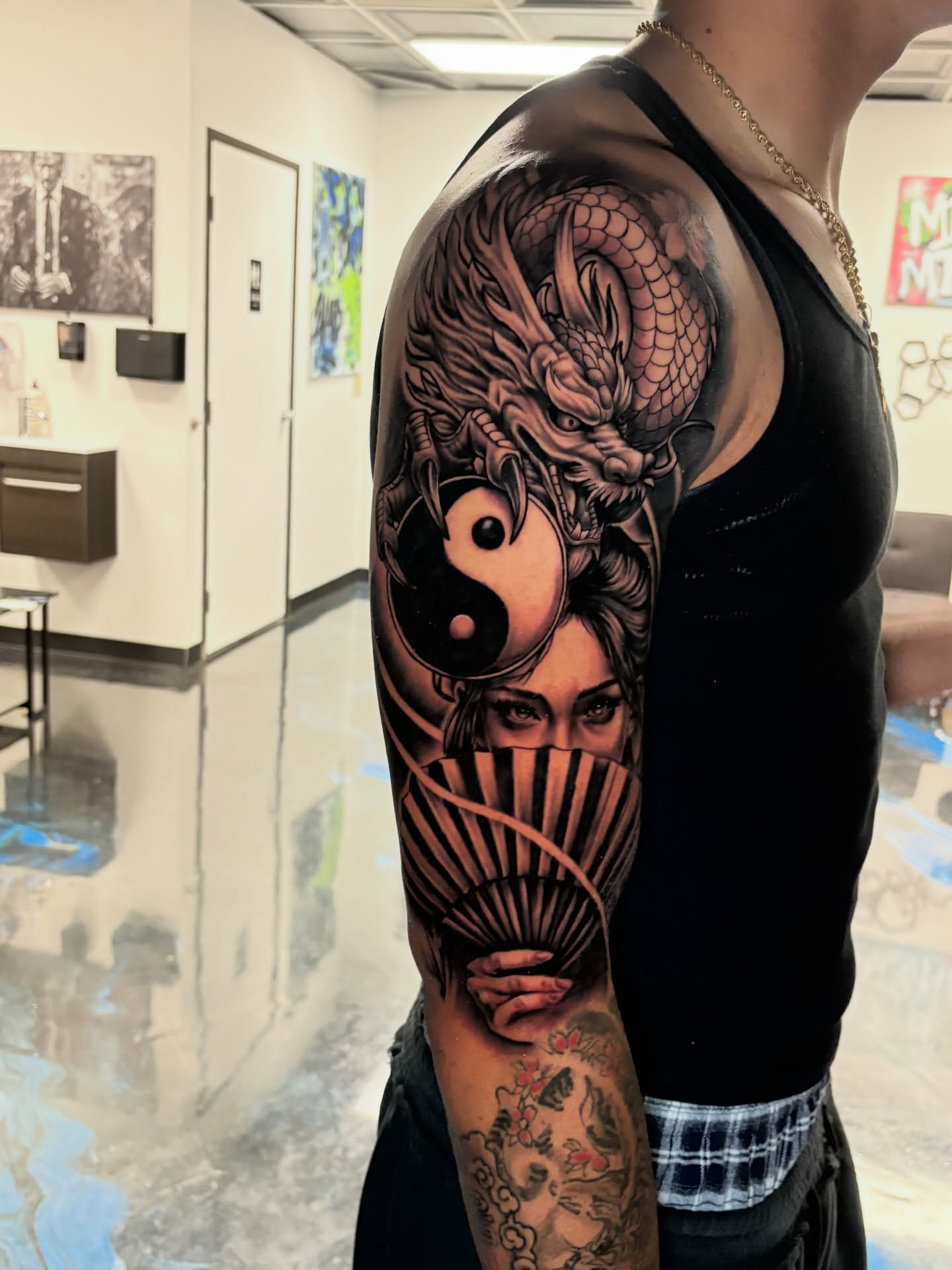 Dragon and yin-yang realism tattoo on the upper arm by Vonte Seay
