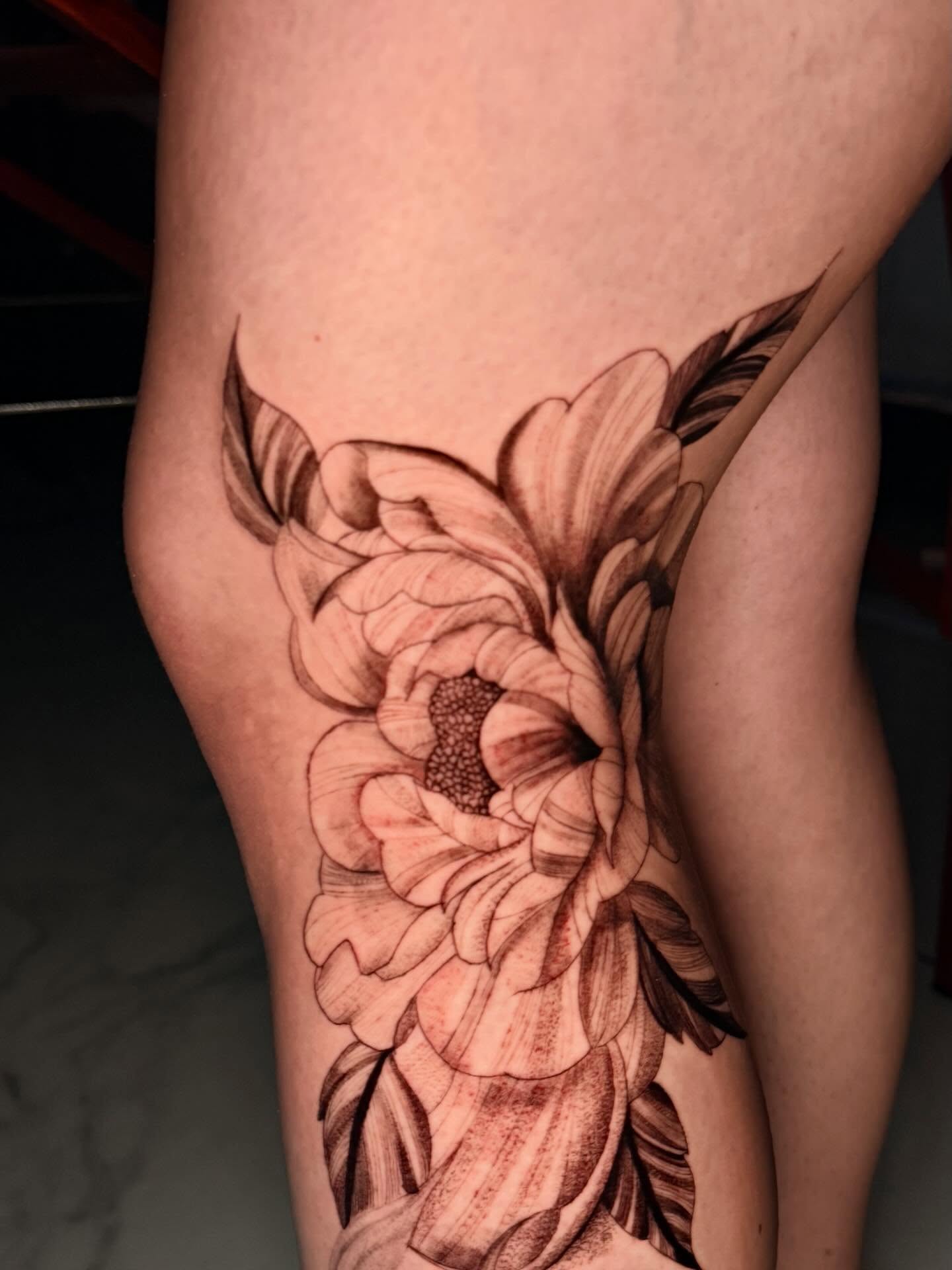 Flower black and grey tattoo on the thigh by ᴍᴀɢɢɪᴇ ✧, Las Vegas, Nevada