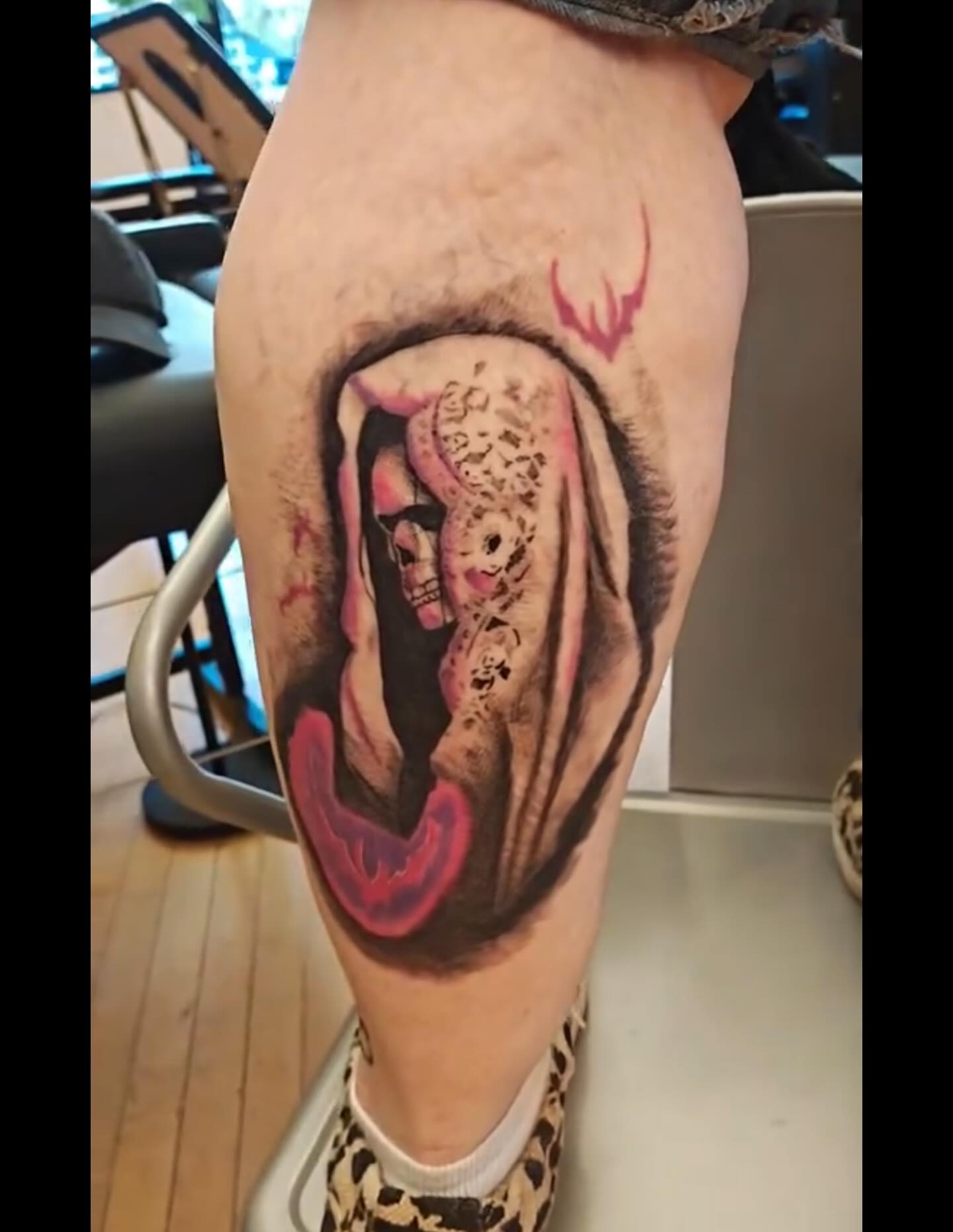 Hand with skull realism tattoo on the leg by Sebastiana