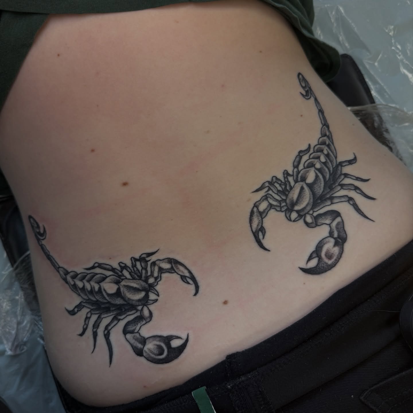 Scorpion black and grey tattoo on the ribs by Ramón Silva