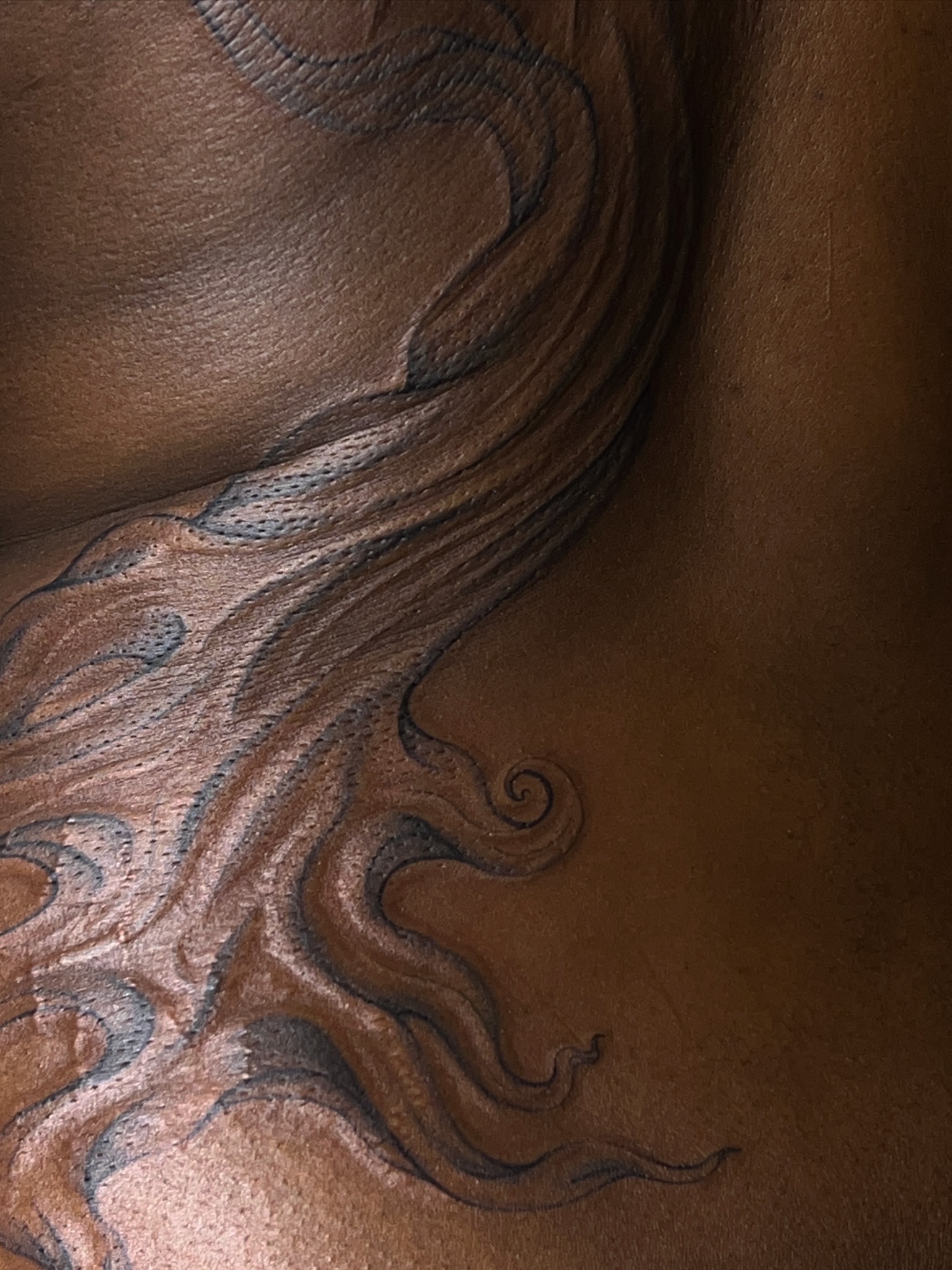 Swirling pattern dotwork tattoo on the back by ༻𝐓𝐡𝐞 𝐒𝐤𝐢𝐧 𝐆𝐚𝐫𝐝𝐞𝐧༺