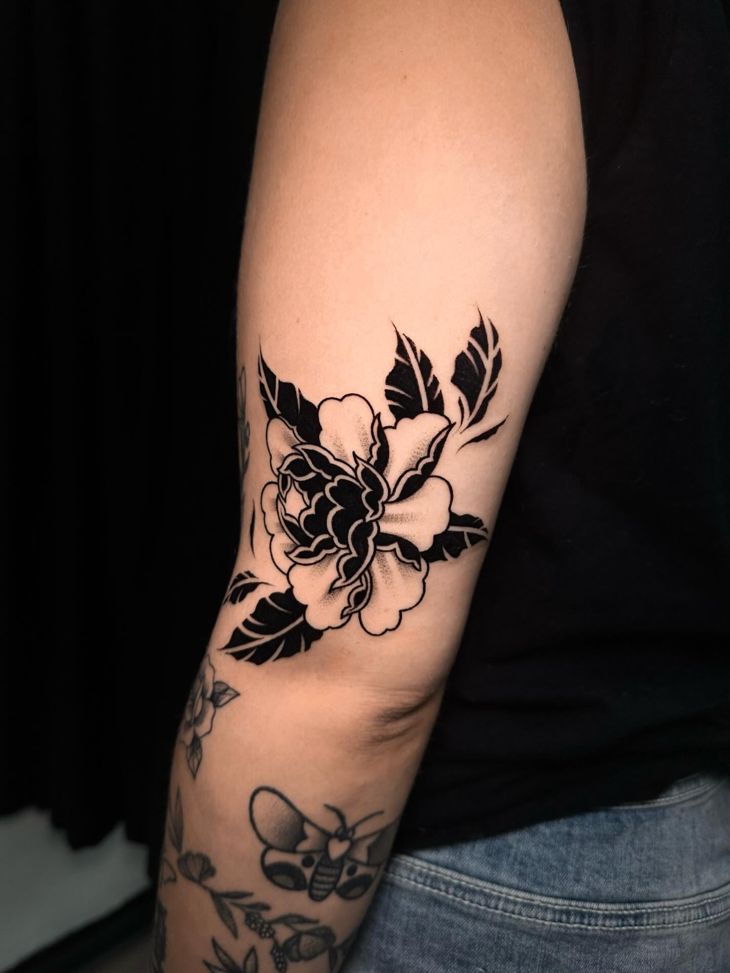 Peony black and grey tattoo on the forearm by Frida Tattooista