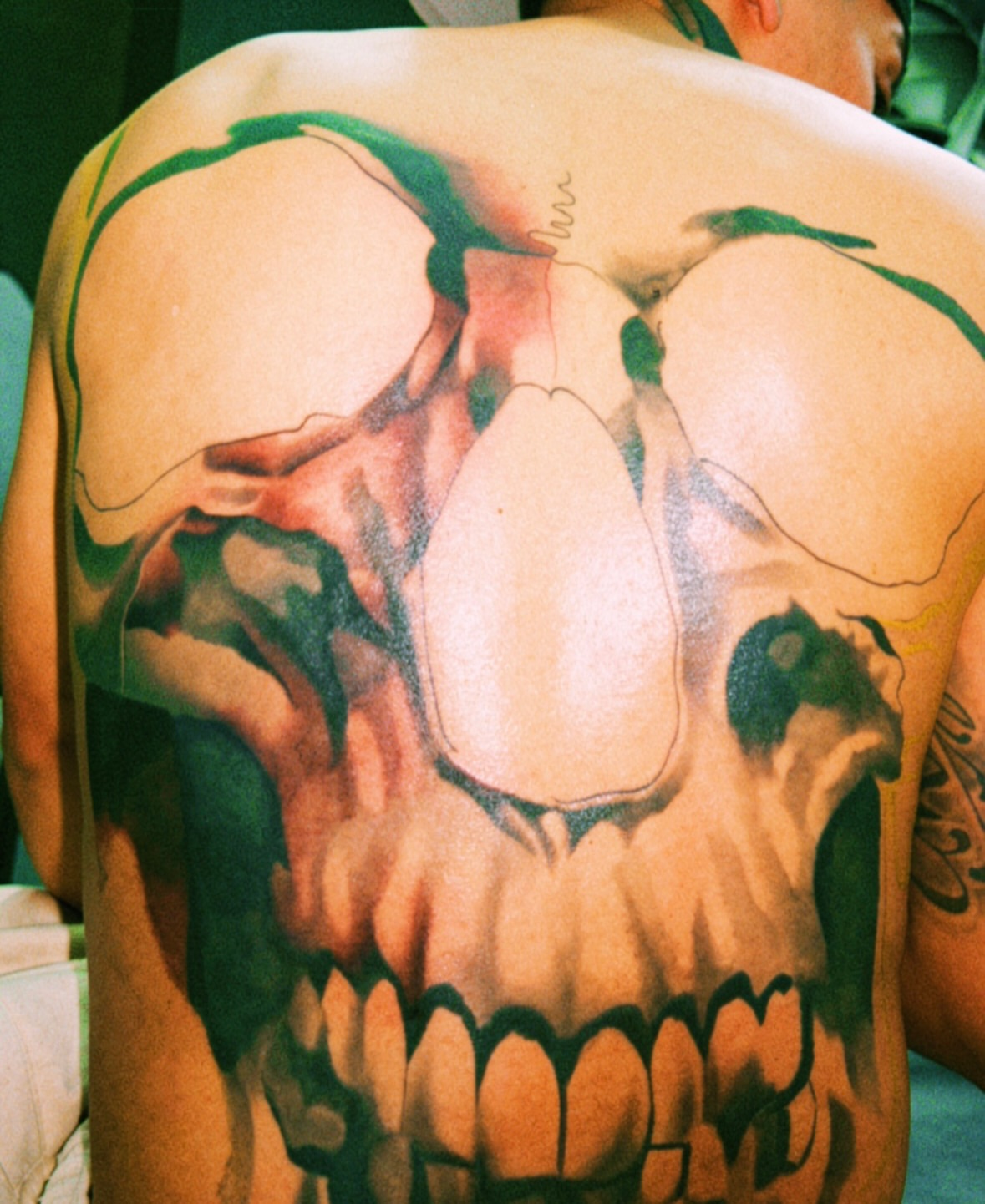 Skull realism tattoo on the back by R O M y R I N C Ó N