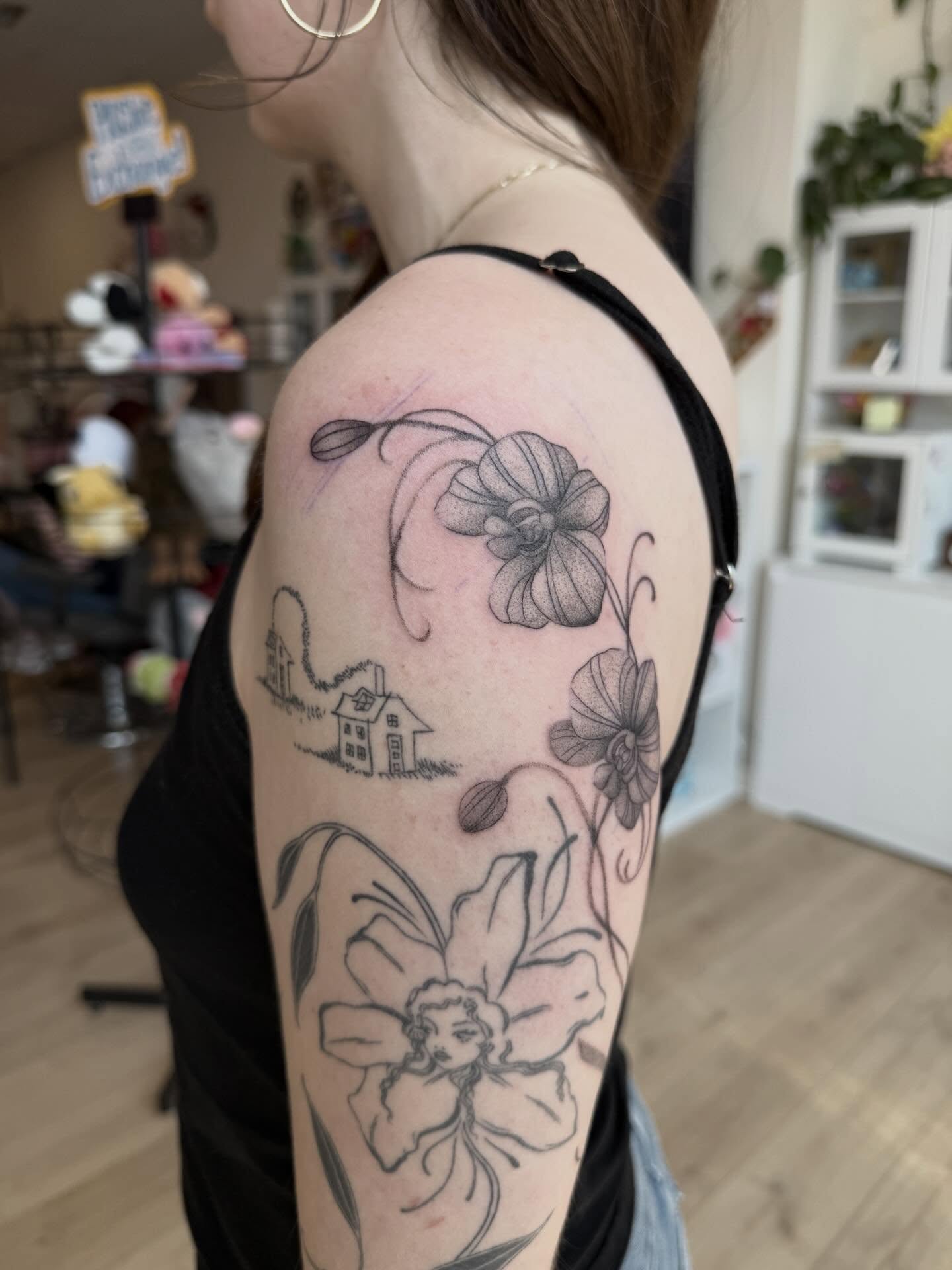 Flowers and house realism tattoo on the upper arm by Rachel ˚⊱🪷⊰˚ 芷若, Des Moines, Iowa