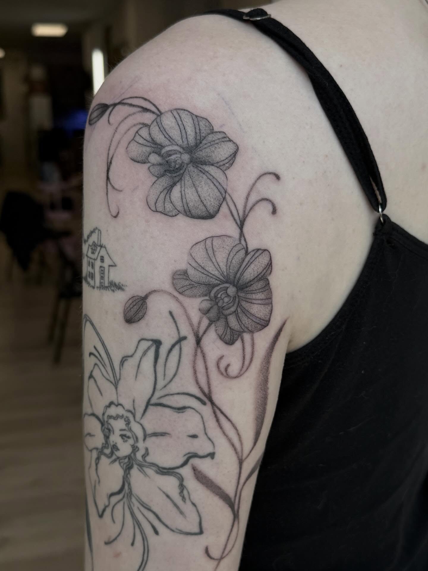 Flowers black and grey tattoo on the shoulder by Rachel ˚⊱🪷⊰˚ 芷若, Des Moines, Iowa