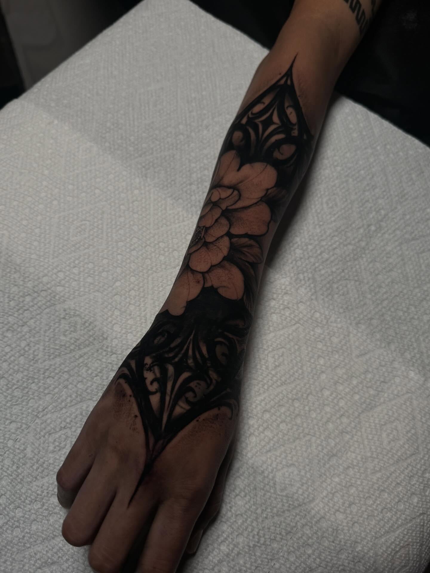 Floral design black and grey tattoo on the forearm by ๐ฎ๐๐๐ฐ ๐๐ซ๐ค๐ข๐ฉ๐ฌ ๐๐๐ฆ๐๐ซ๐ฬ