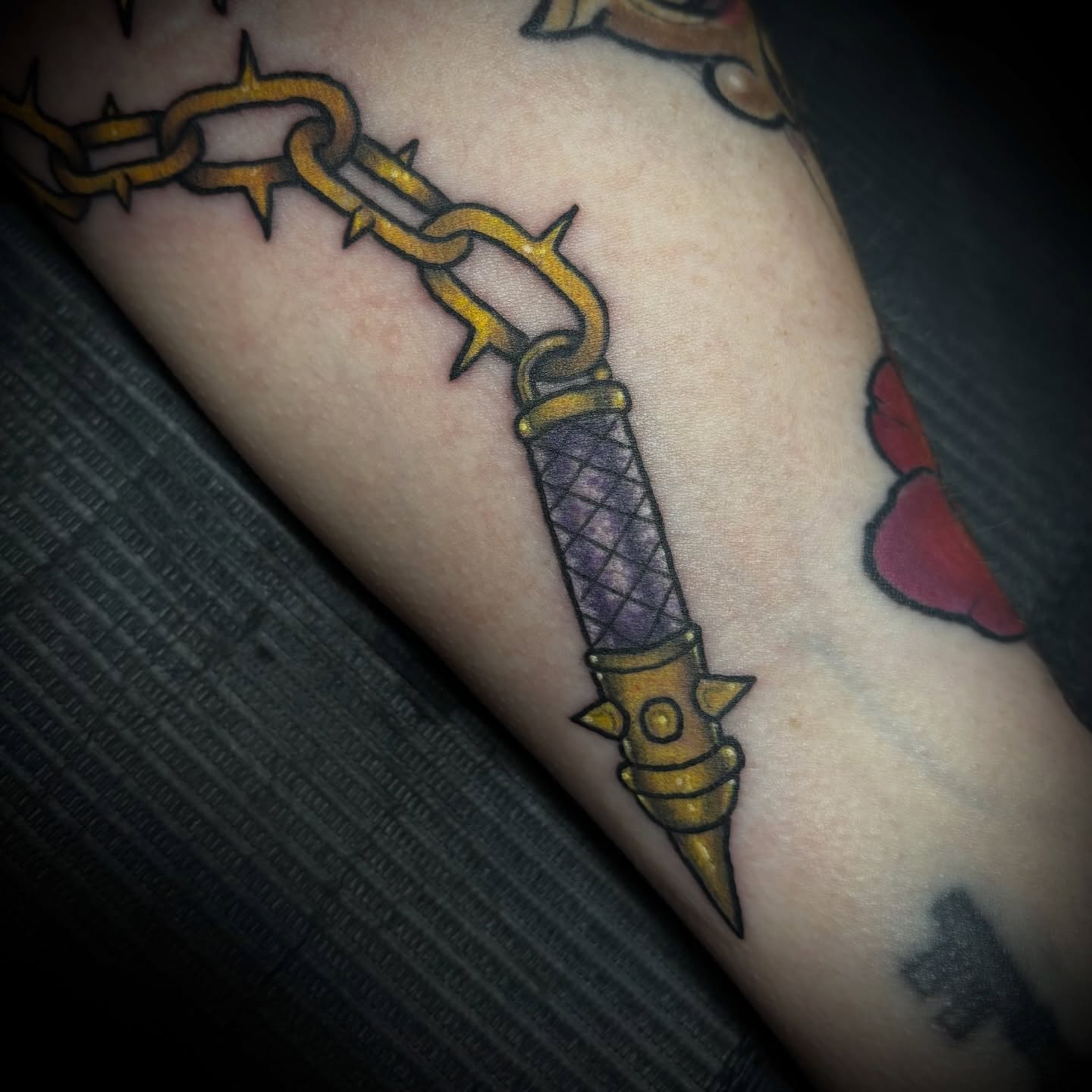 Chain and dagger American traditional tattoo on the forearm by 𝒜𝓇𝓉 𝒷𝓎 𝒱𝑒 𝒩𝑜𝒸𝓉𝑒𝓂
