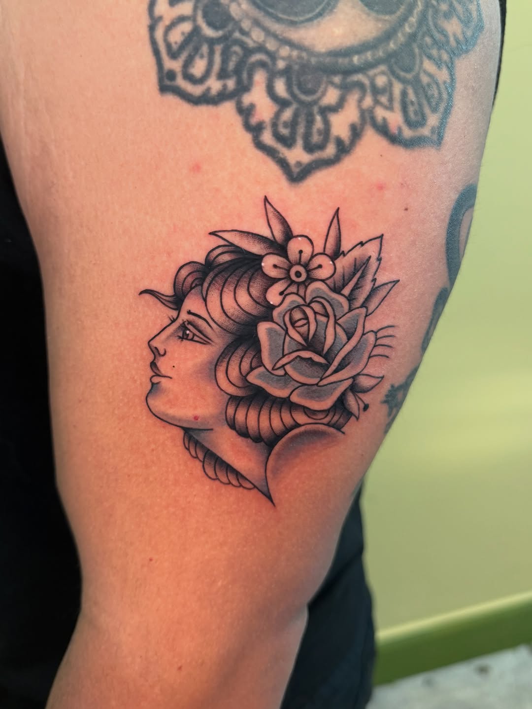 Woman's profile with flowers neo-traditional tattoo on the forearm by Fabian💉 Tattoo artist