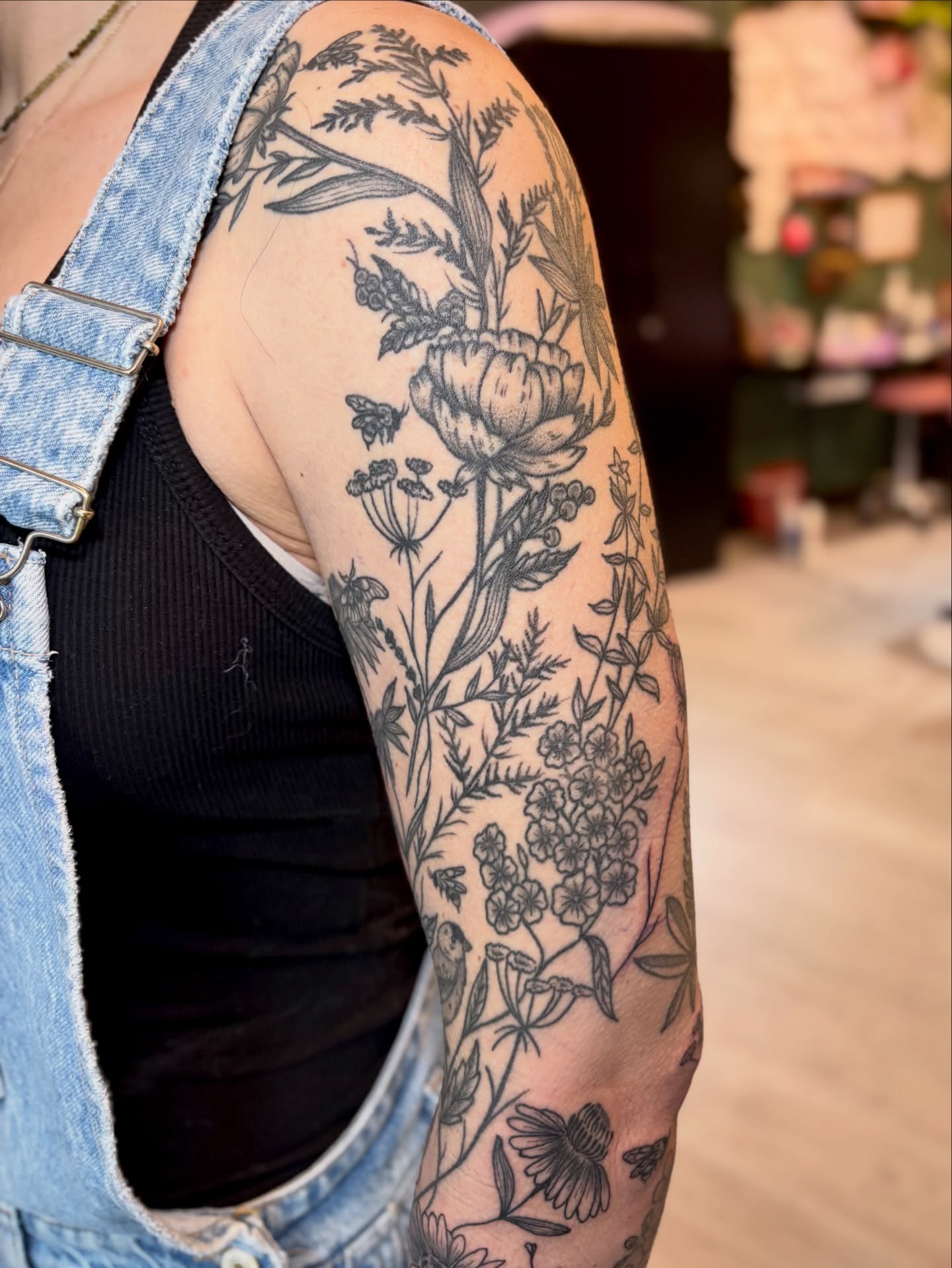 Tattoo by @daisy_chaiin — black_and_grey