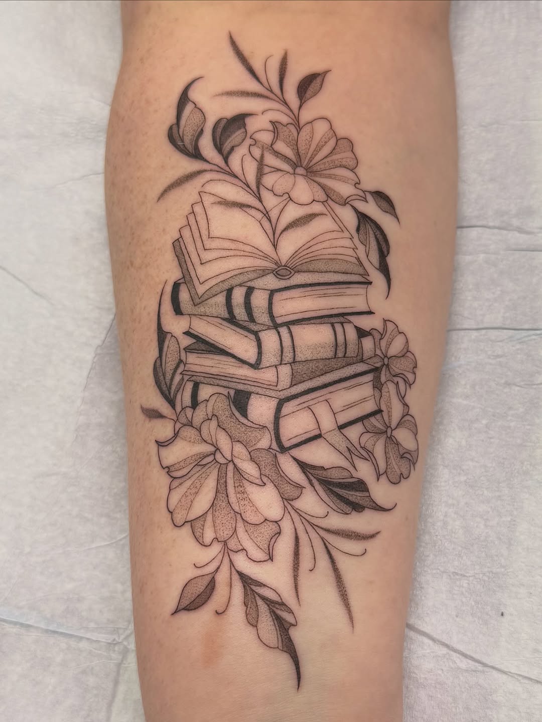 Tattoo by @lilianayaneth — fine_line, dotwork