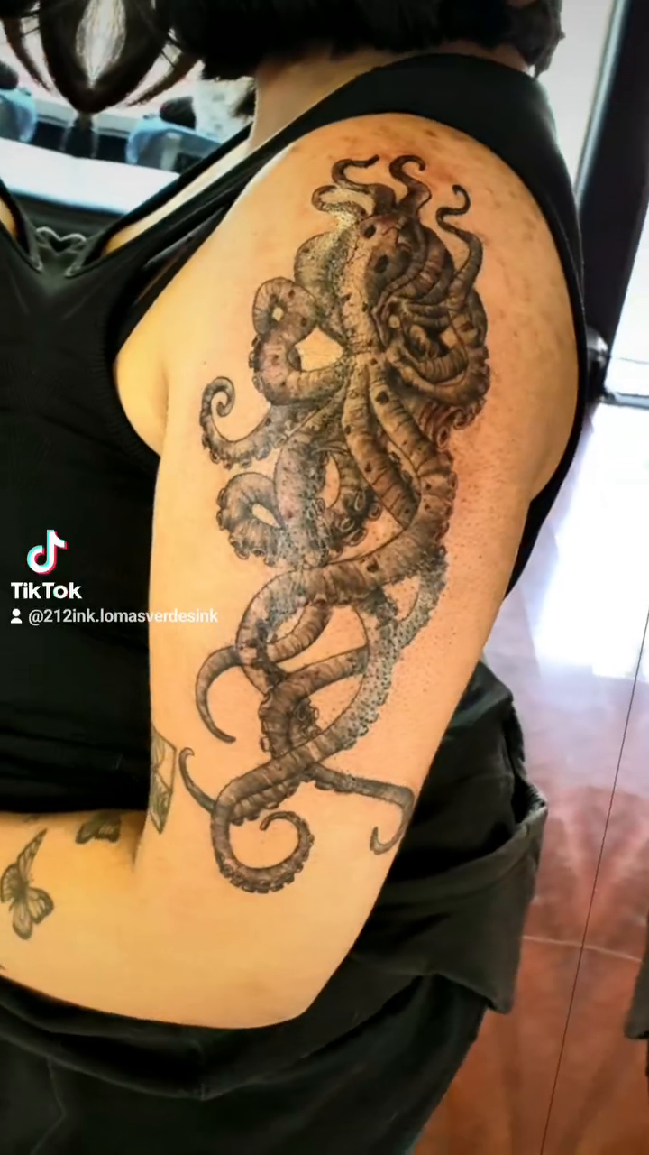 Octopus realism tattoo on the shoulder by Tatuajes Betto Ink Tattoo