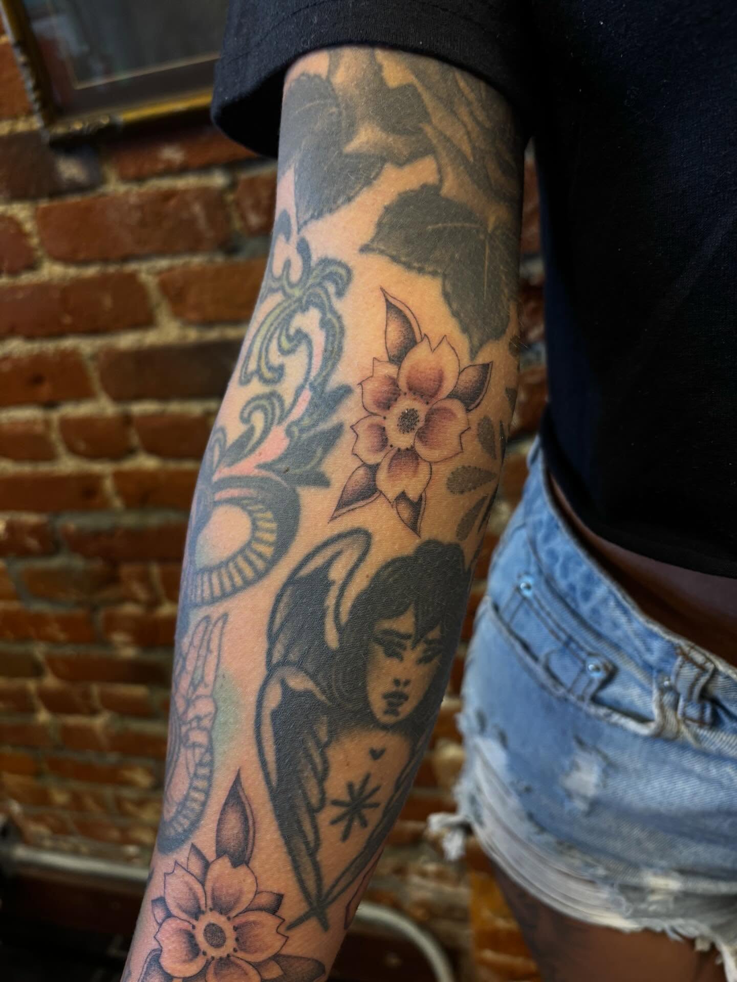 Floral angel American traditional tattoo on the forearm by Alyssa L'Heureux🕴🏼, Los Angeles, California