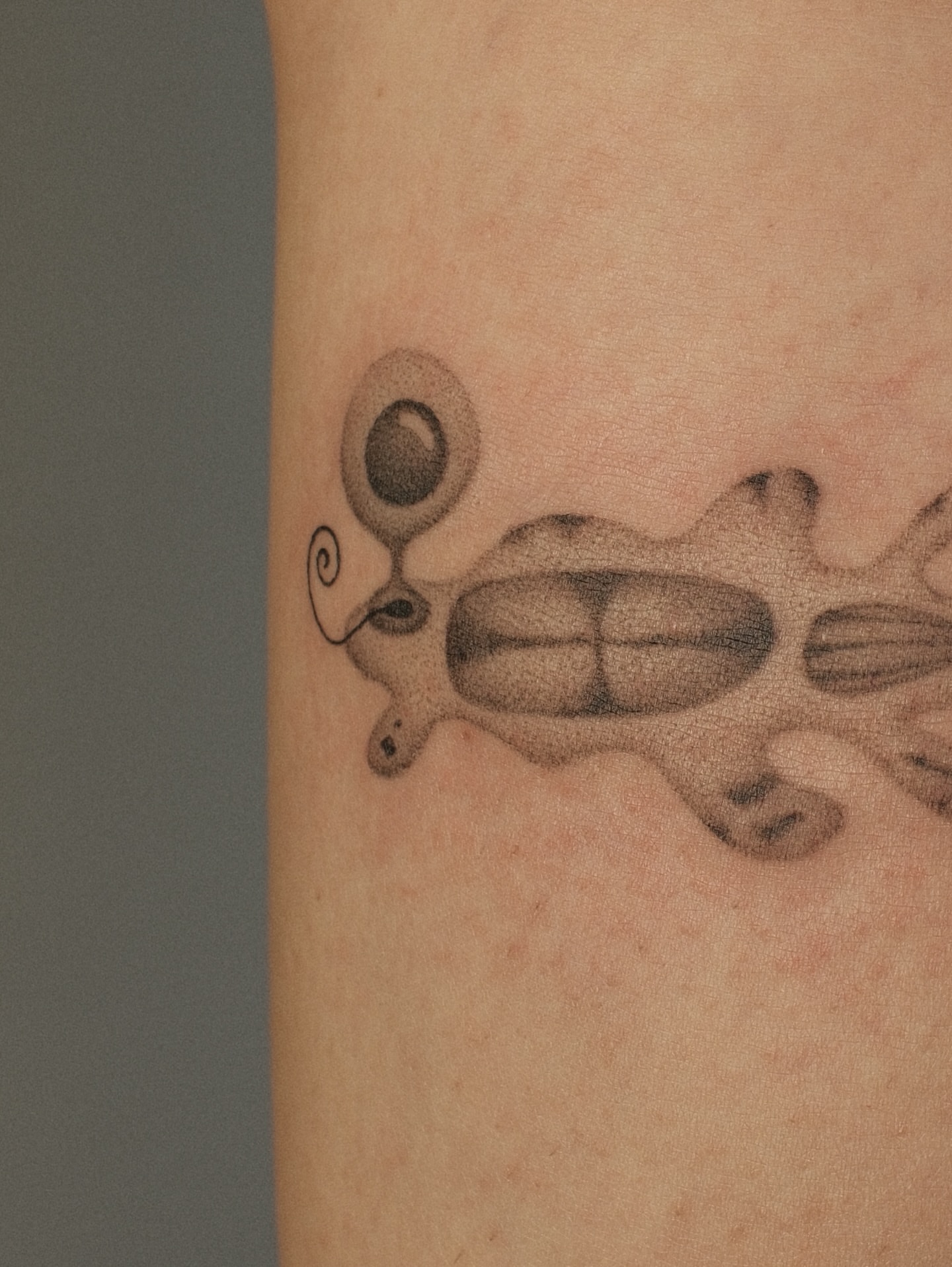 Tattoo by @earthyliltats โ black_and_grey