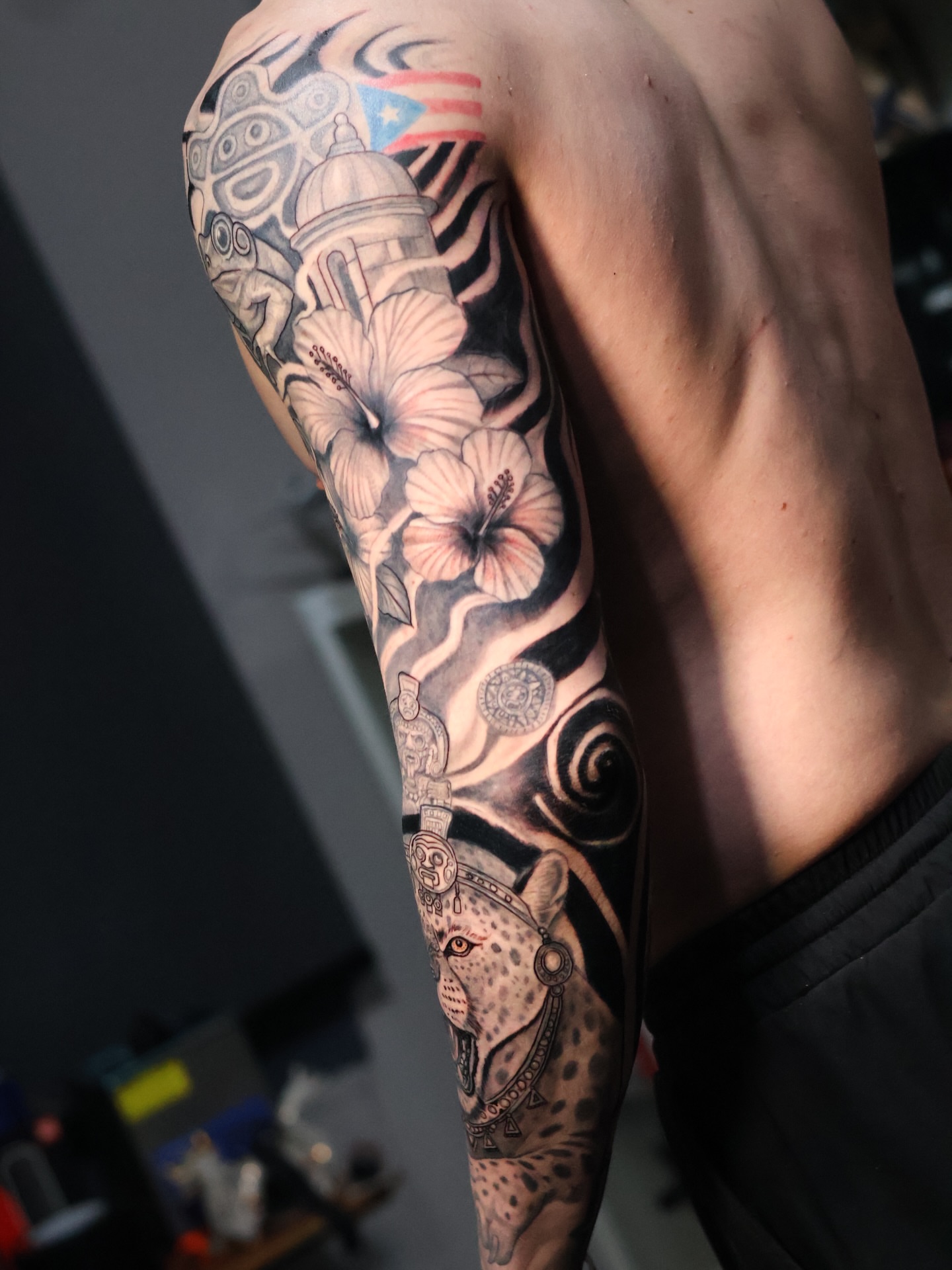 Floral and animal American traditional tattoo on the upper arm by German Patiño.