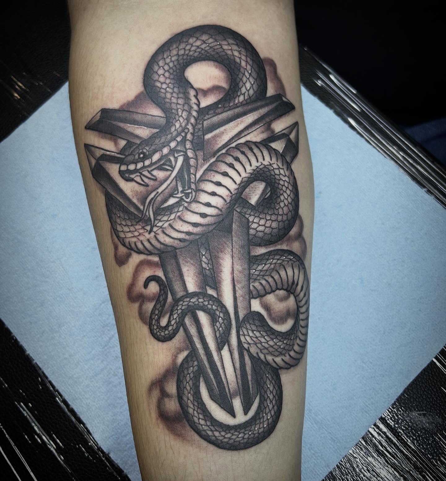 Snake and dagger realism tattoo on the forearm by Pᴇɪɢʜᴛᴏɴ "Fʟᴀsʜ", Phoenix, Arizona