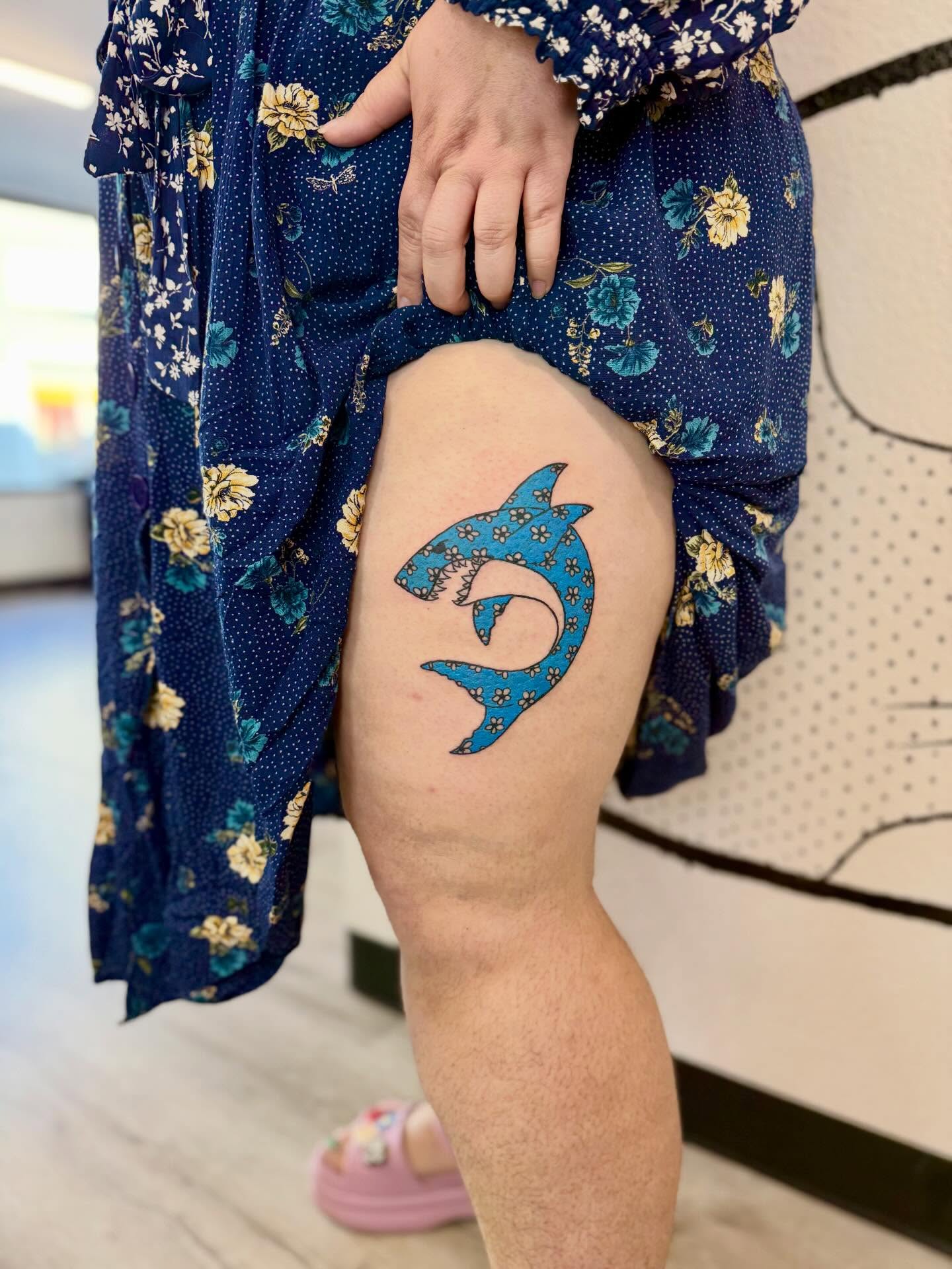 Shark geometric tattoo on the thigh by Peggy